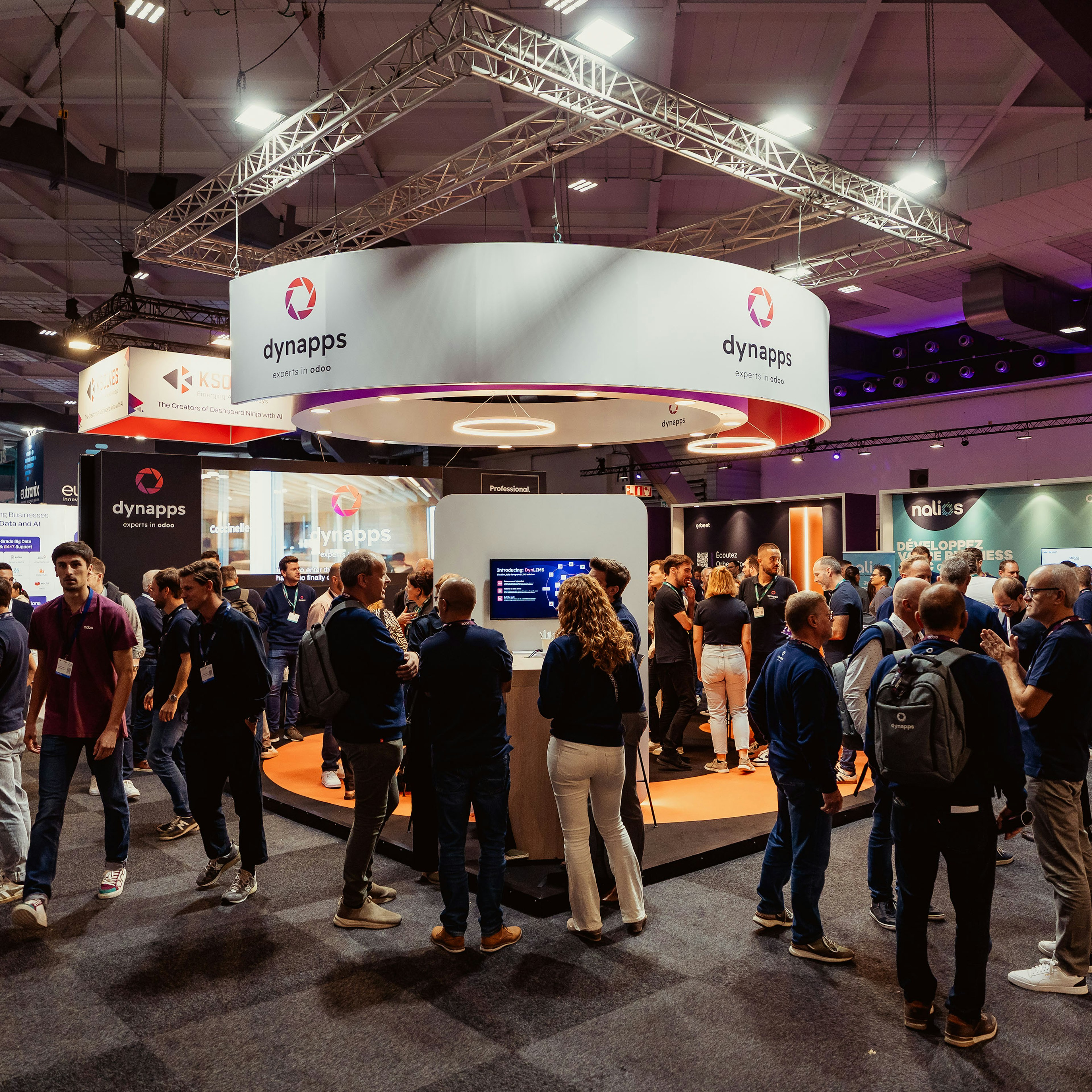 Le hall d'exposition était bondé autour du stand Dynapps, où étaient installés des écrans de démonstration