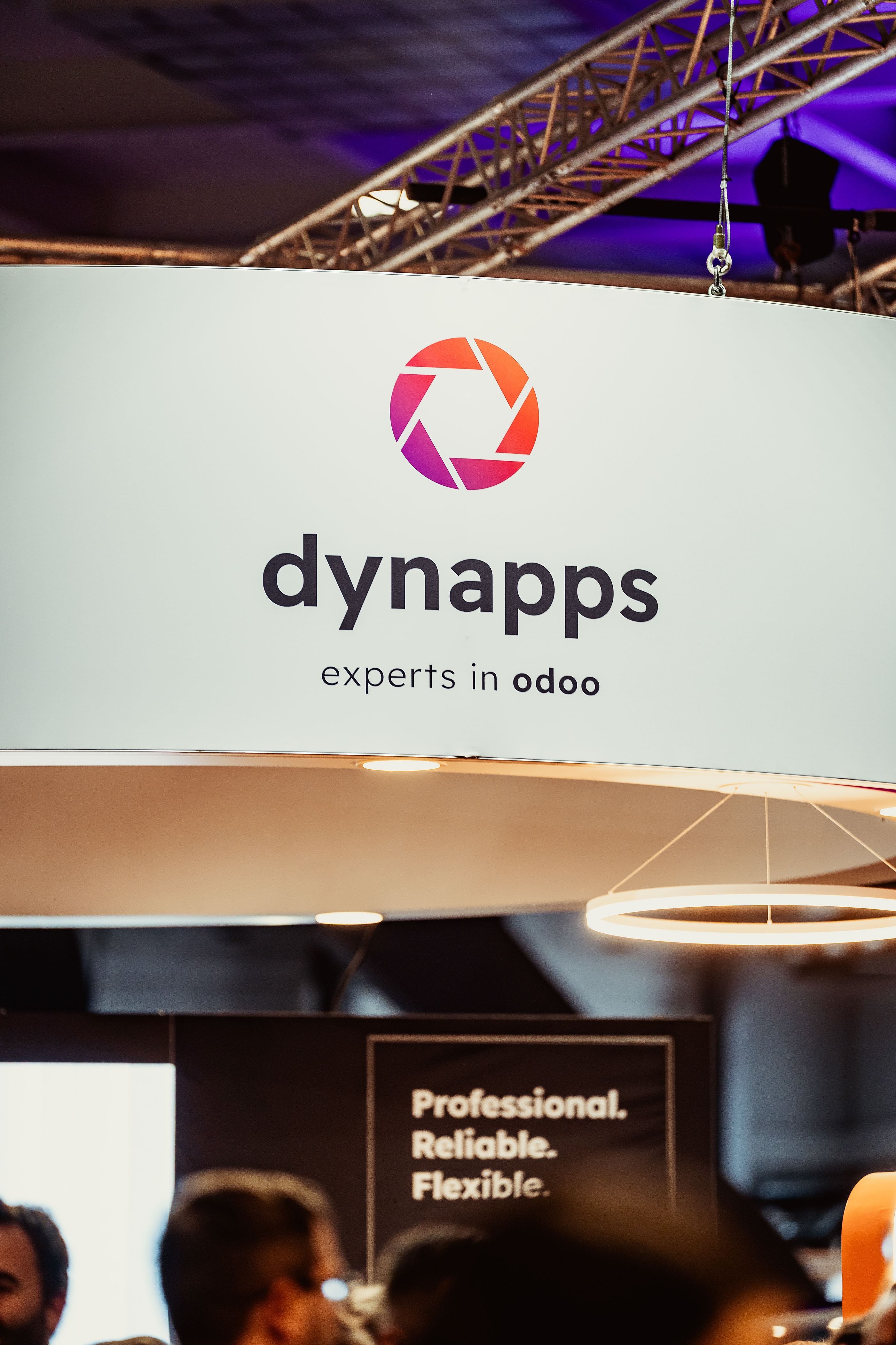 Les experts Dynapps en Odoo sur la bannière au-dessus du stand d'exposition