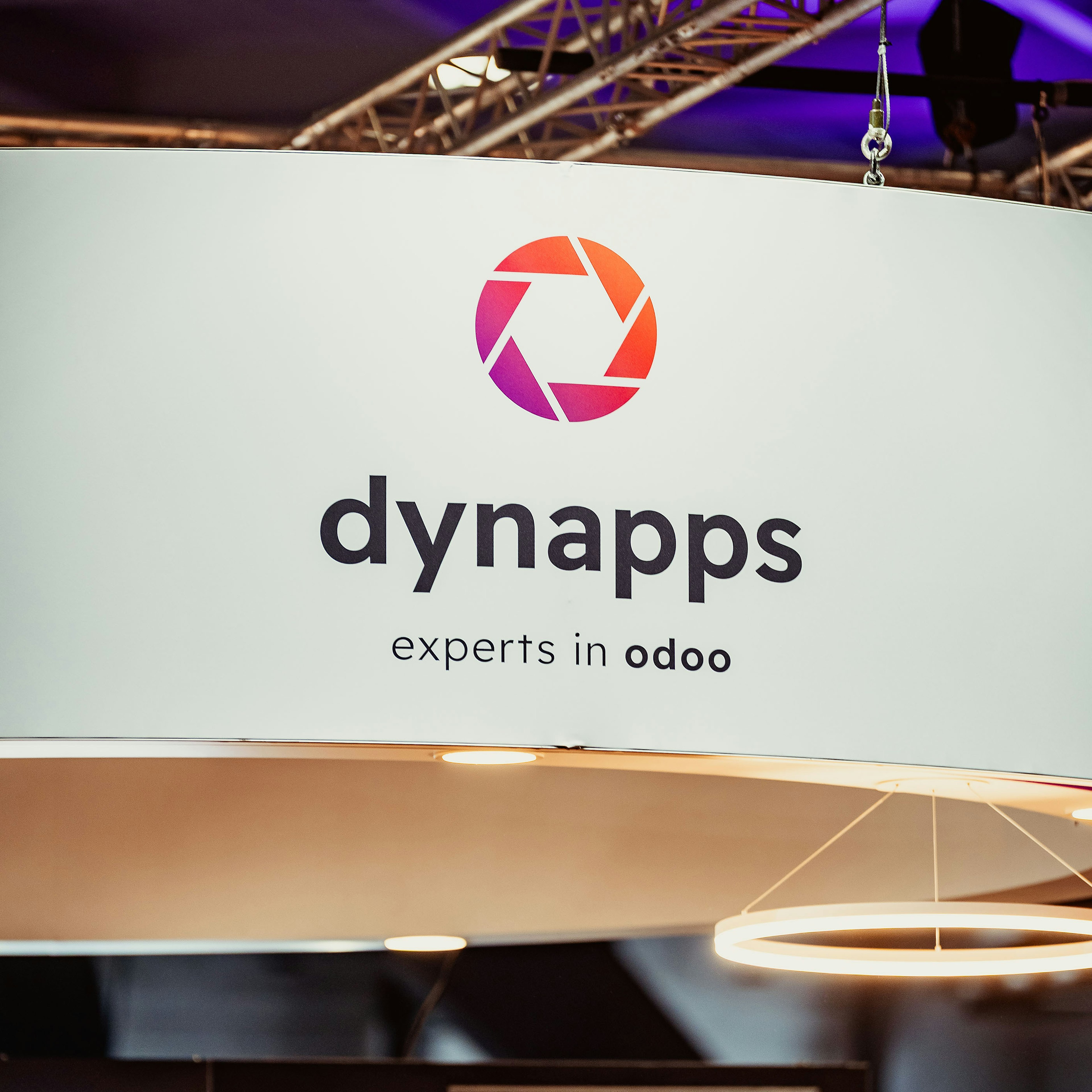 Les experts Dynapps en Odoo sur la bannière au-dessus du stand d'exposition