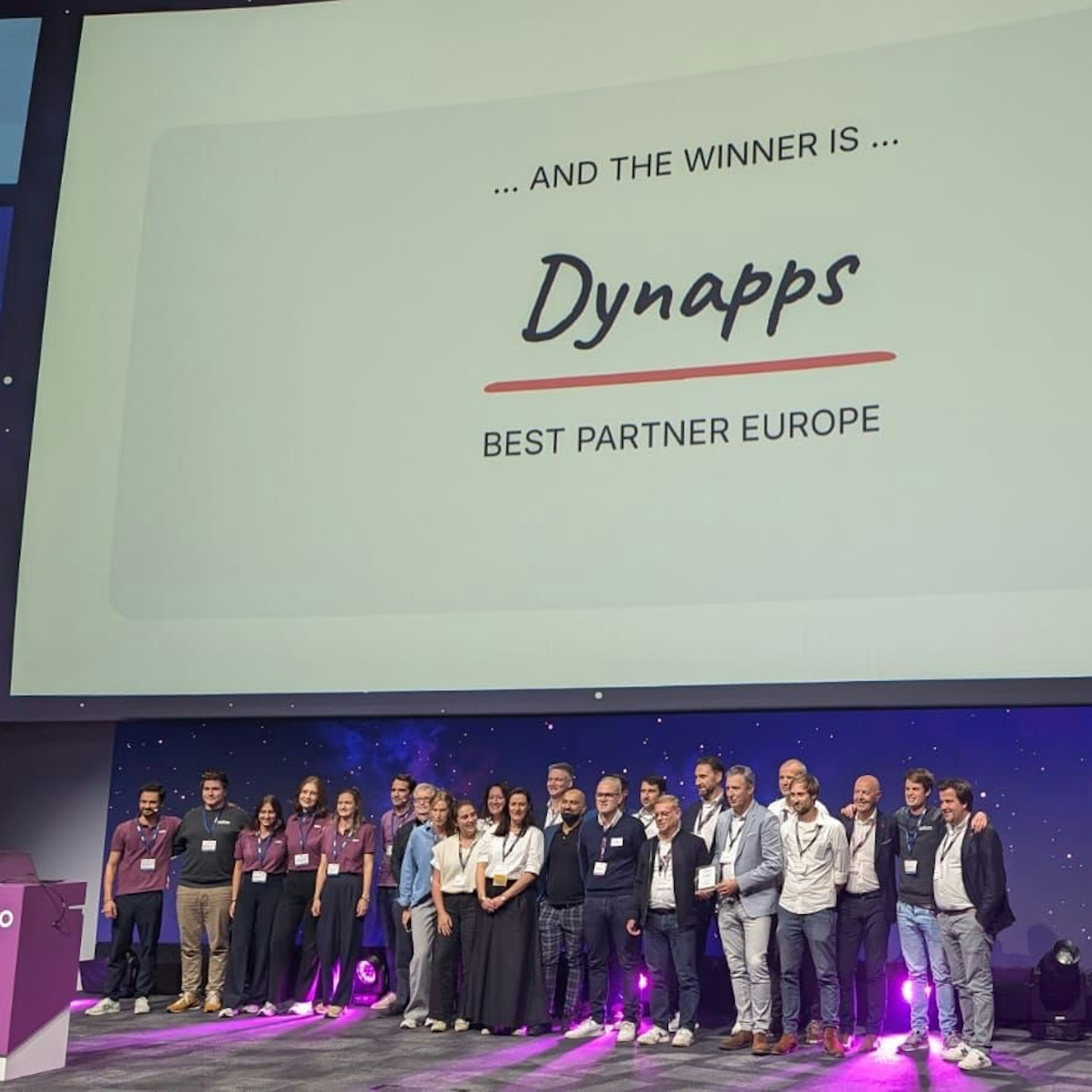 L'équipe de Dynapps sur scène après avoir remporté le prix du meilleur partenaire Odoo en Europe