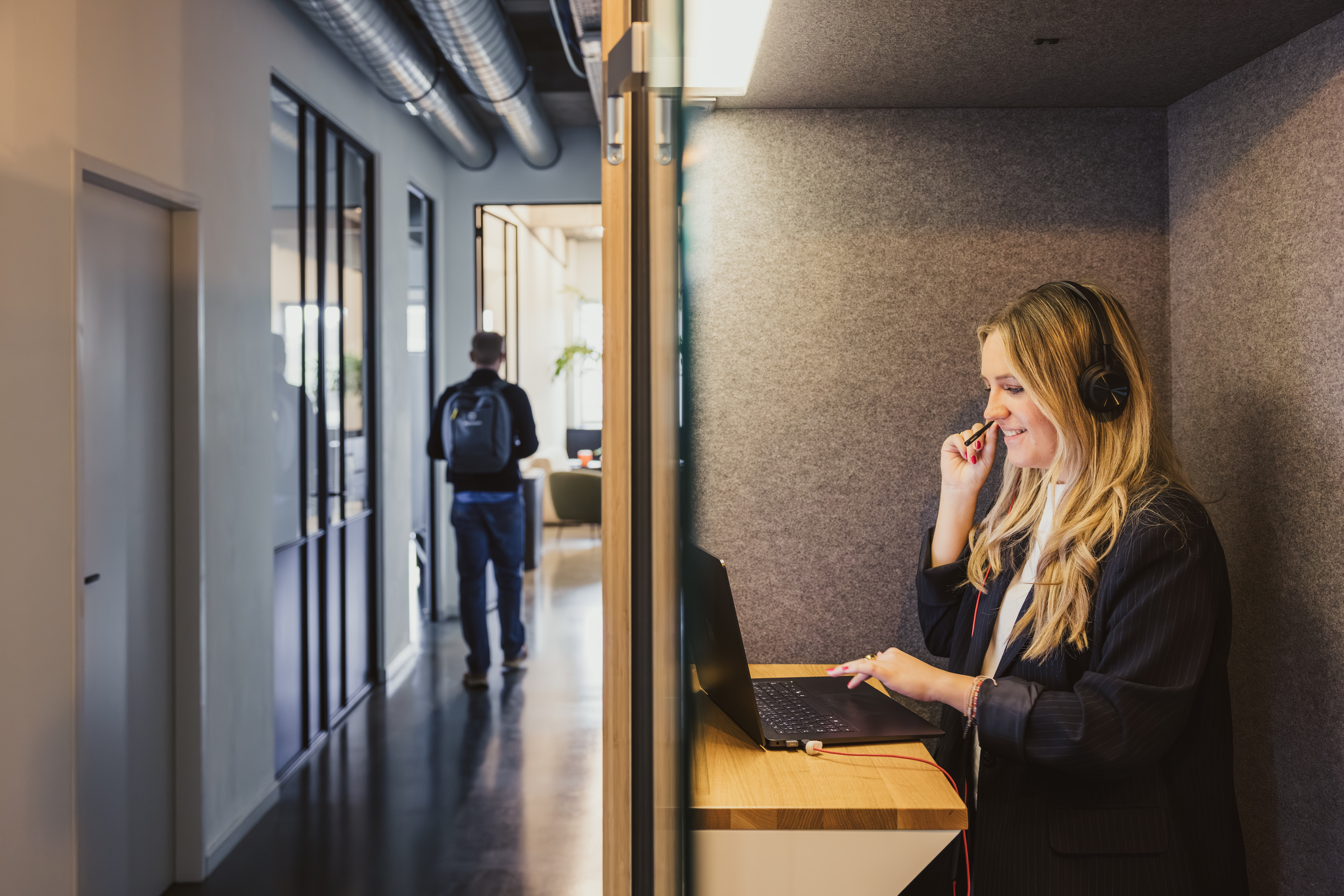 Un consultant en communication téléphonique avec un casque, installé à un poste de travail debout