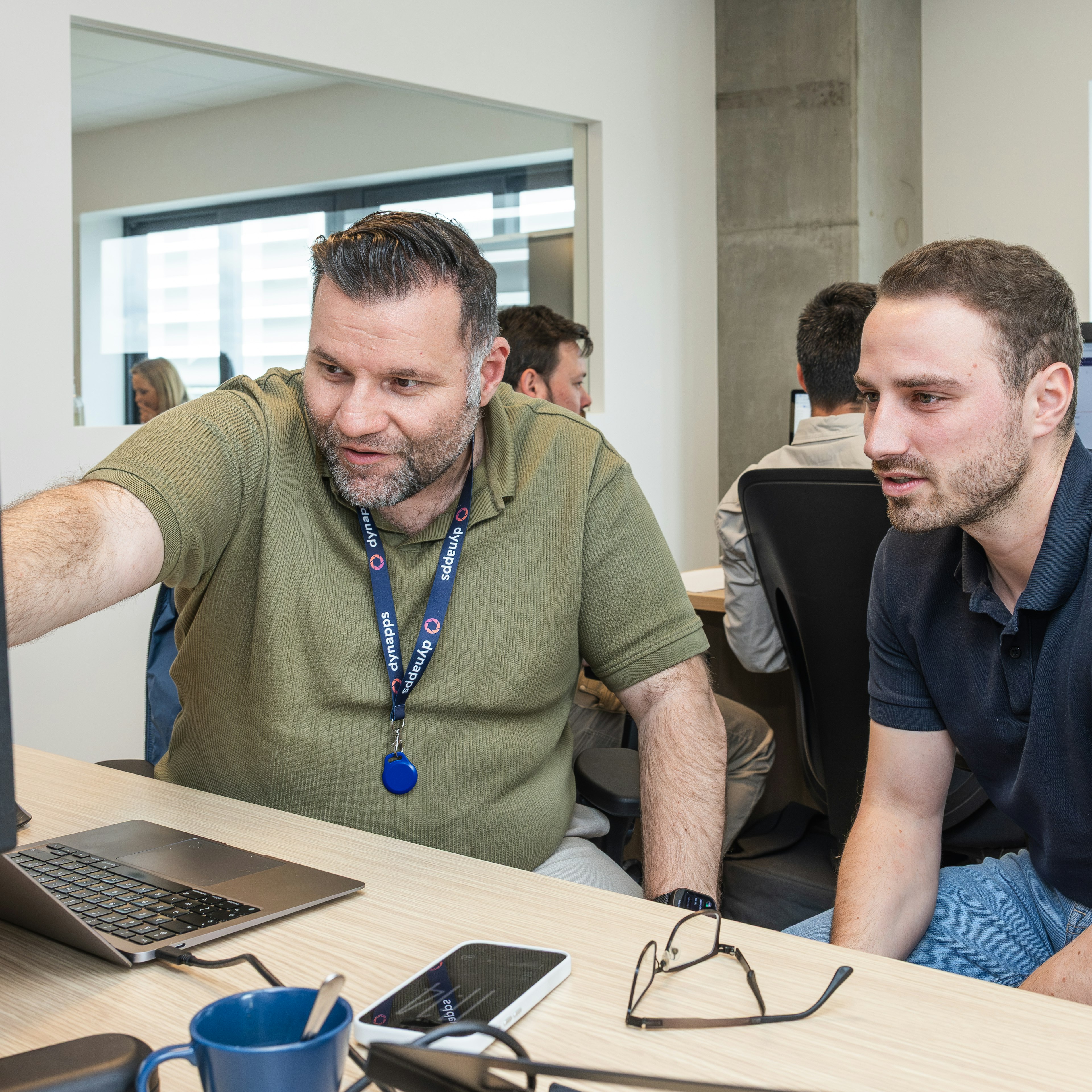 Un collègue de Dynapps qui montre un écran tout en expliquant