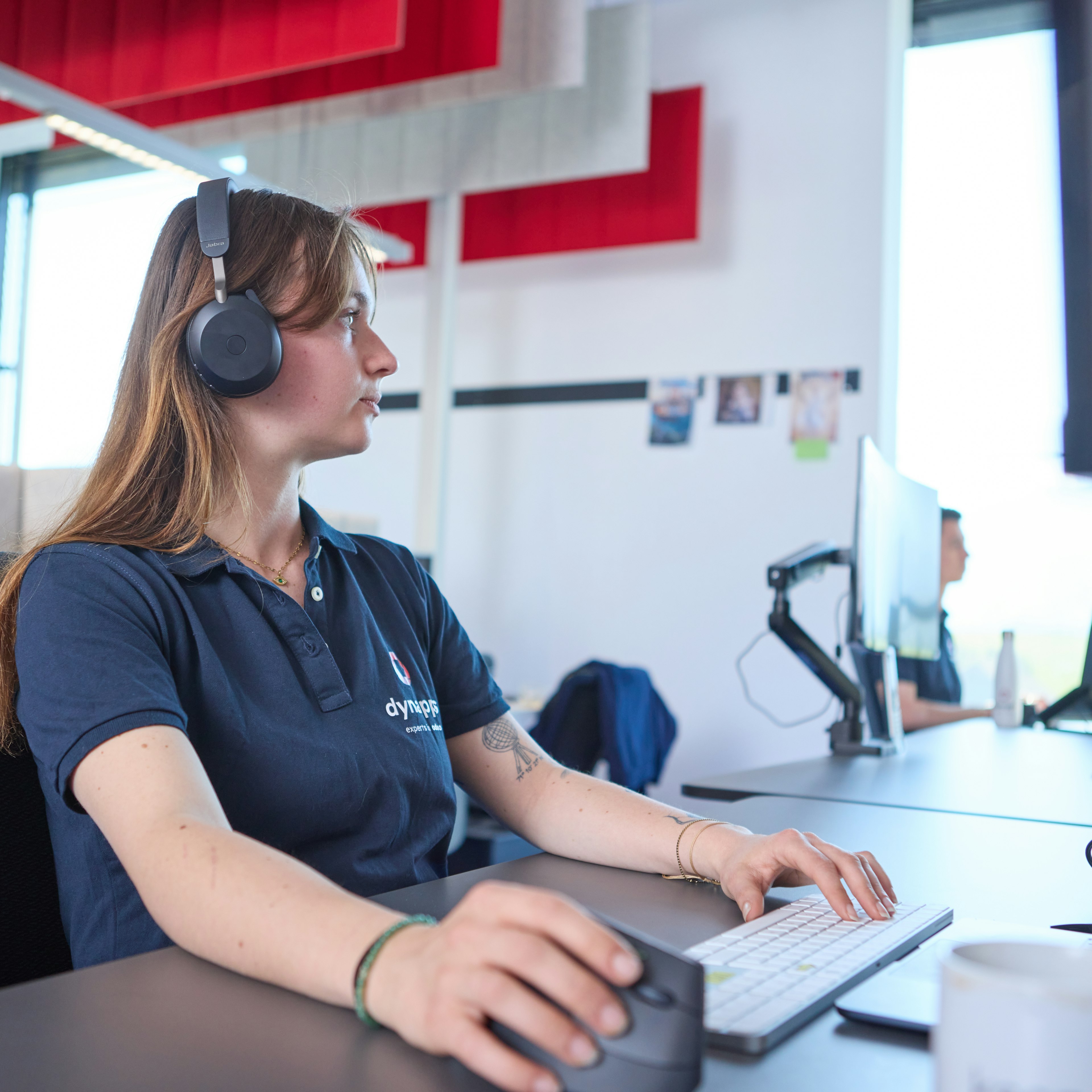 Des femmes travaillant sur un ordinateur portable