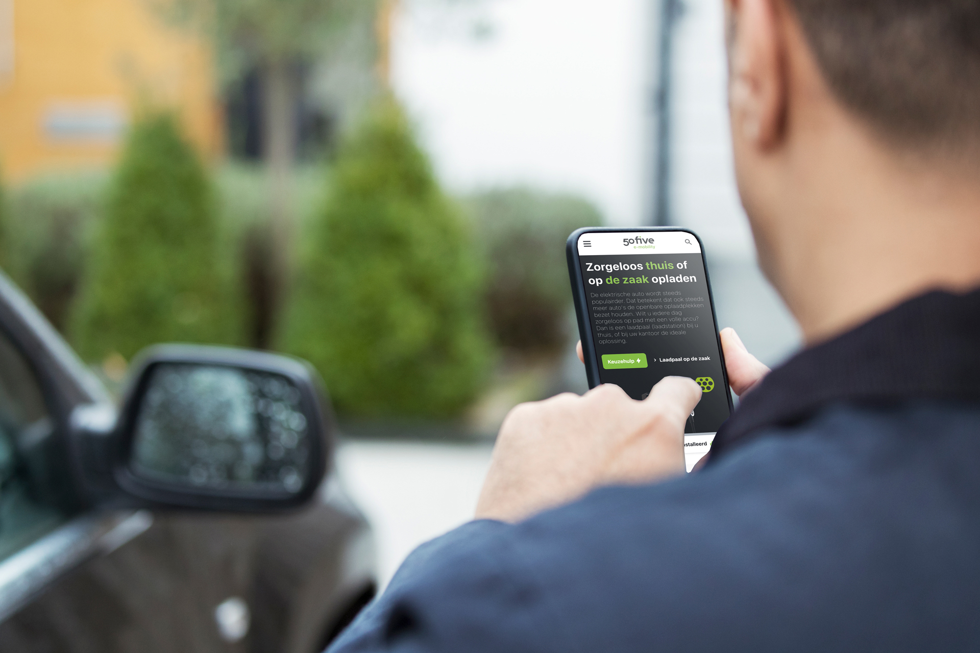 Une personne regardant son téléphone sur le site 50five
