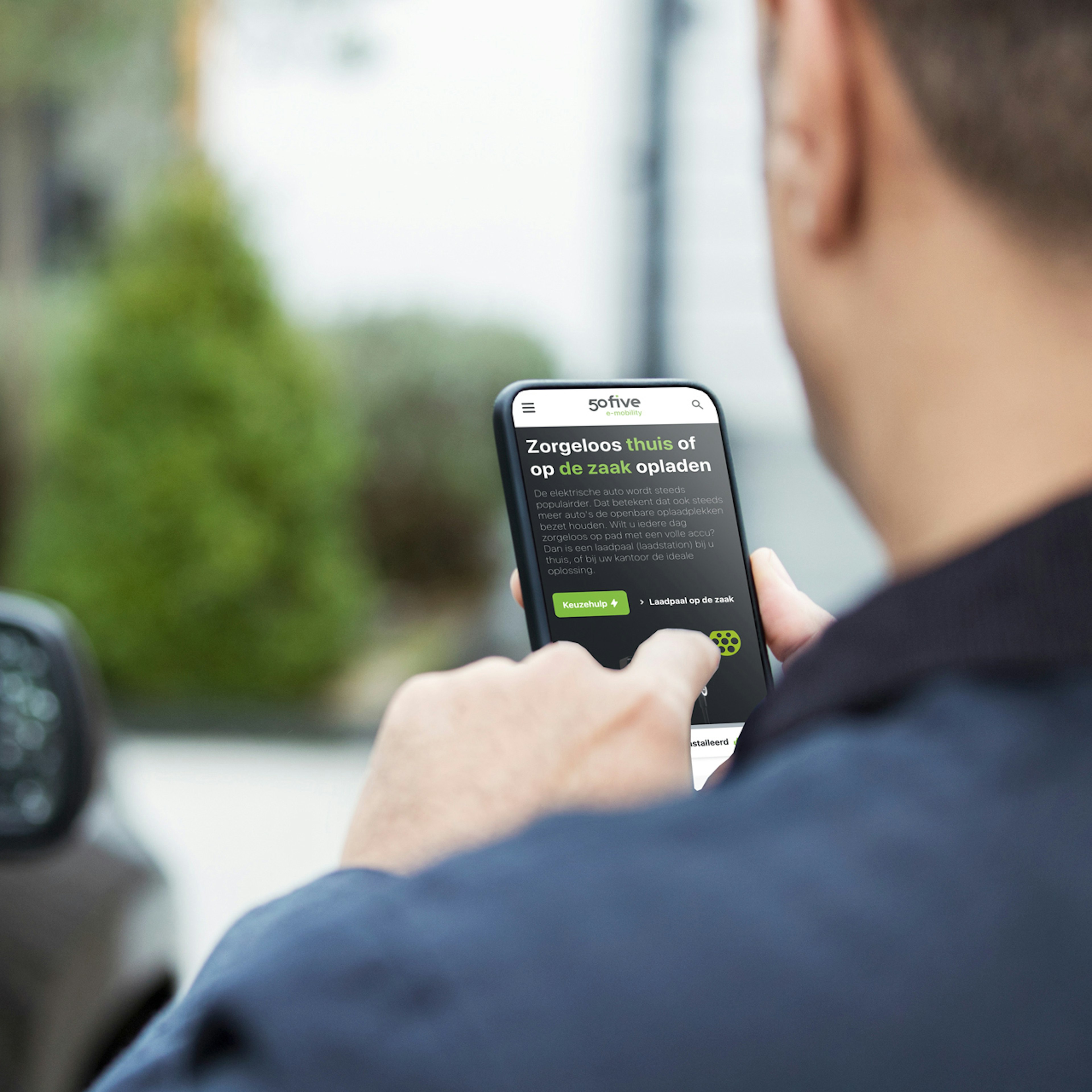 Une personne regardant son téléphone sur le site 50five