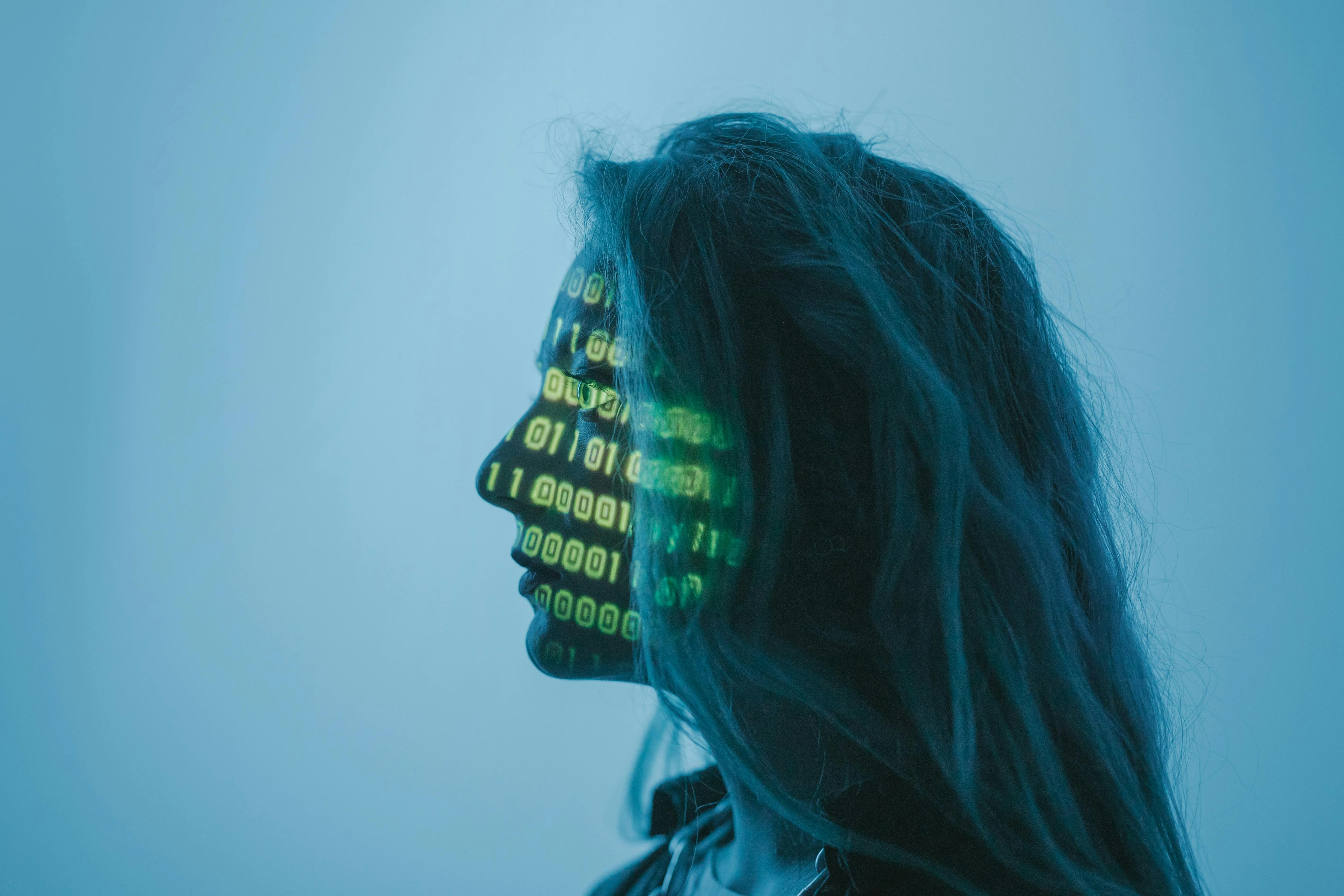Perfil de persona con código digital, simbolizando IA y datos.