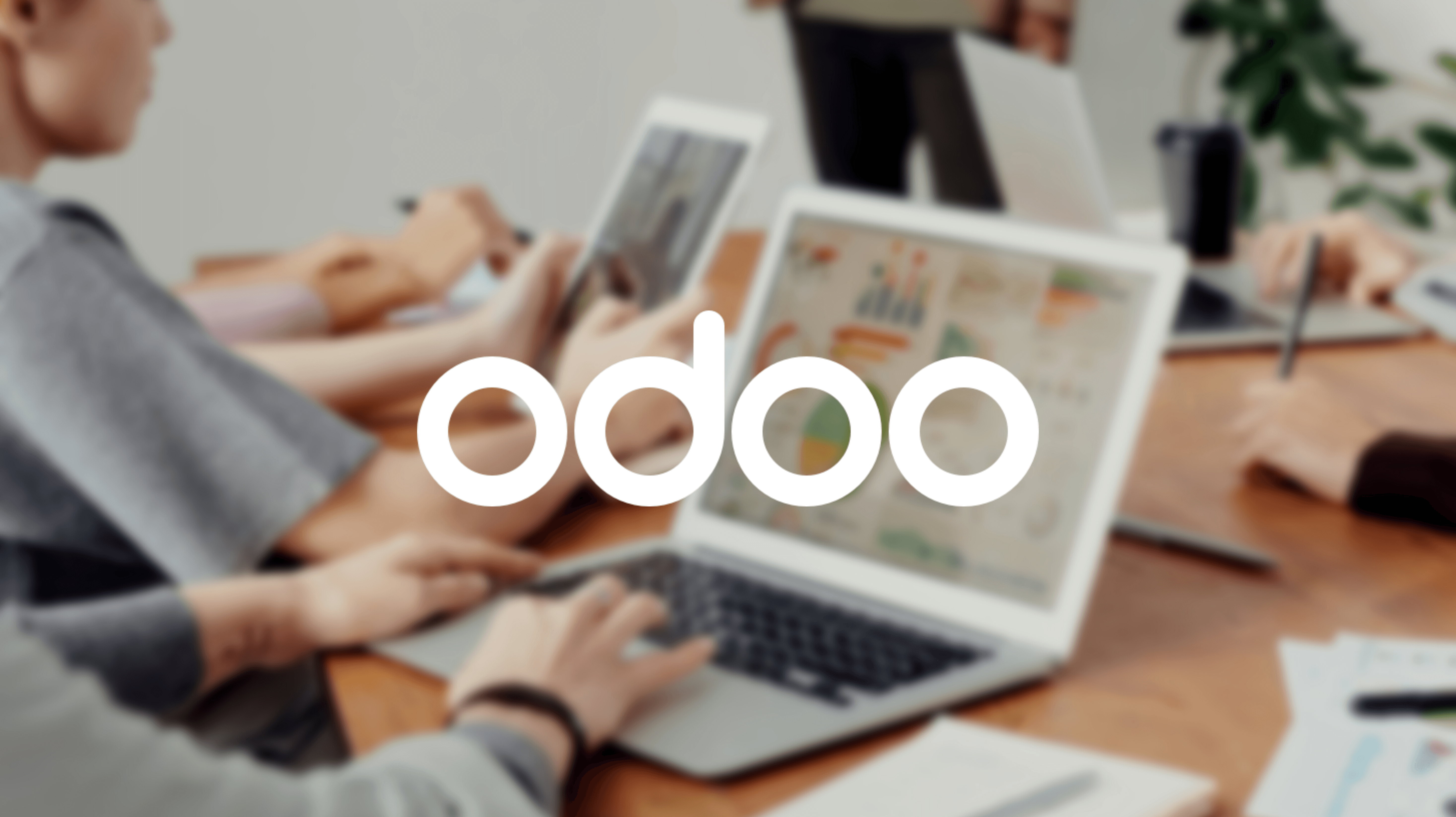 Persona escribiendo en su ordenador con el logo de odoo