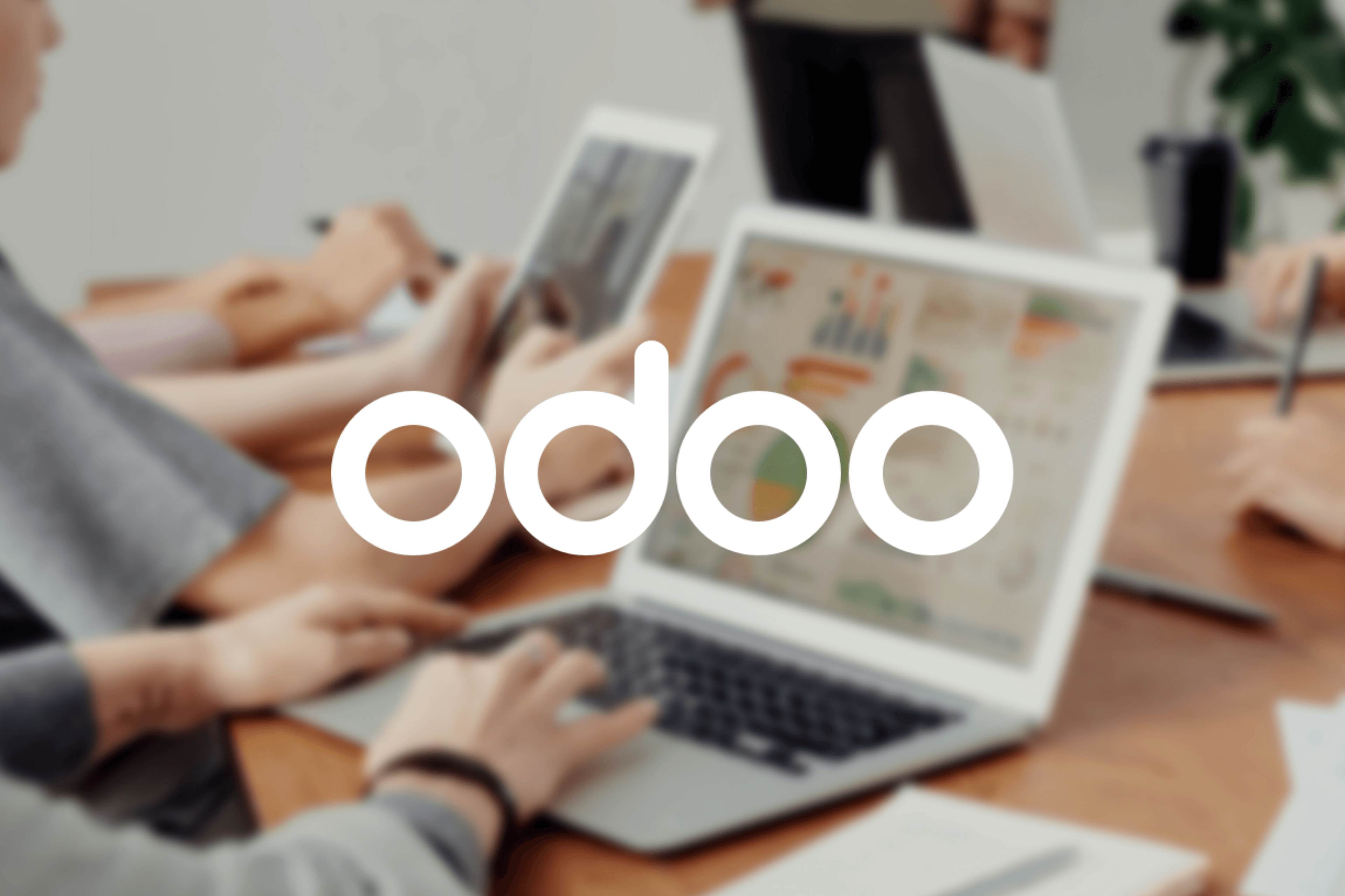 Equipo trabajando con Odoo en computadoras portátiles.