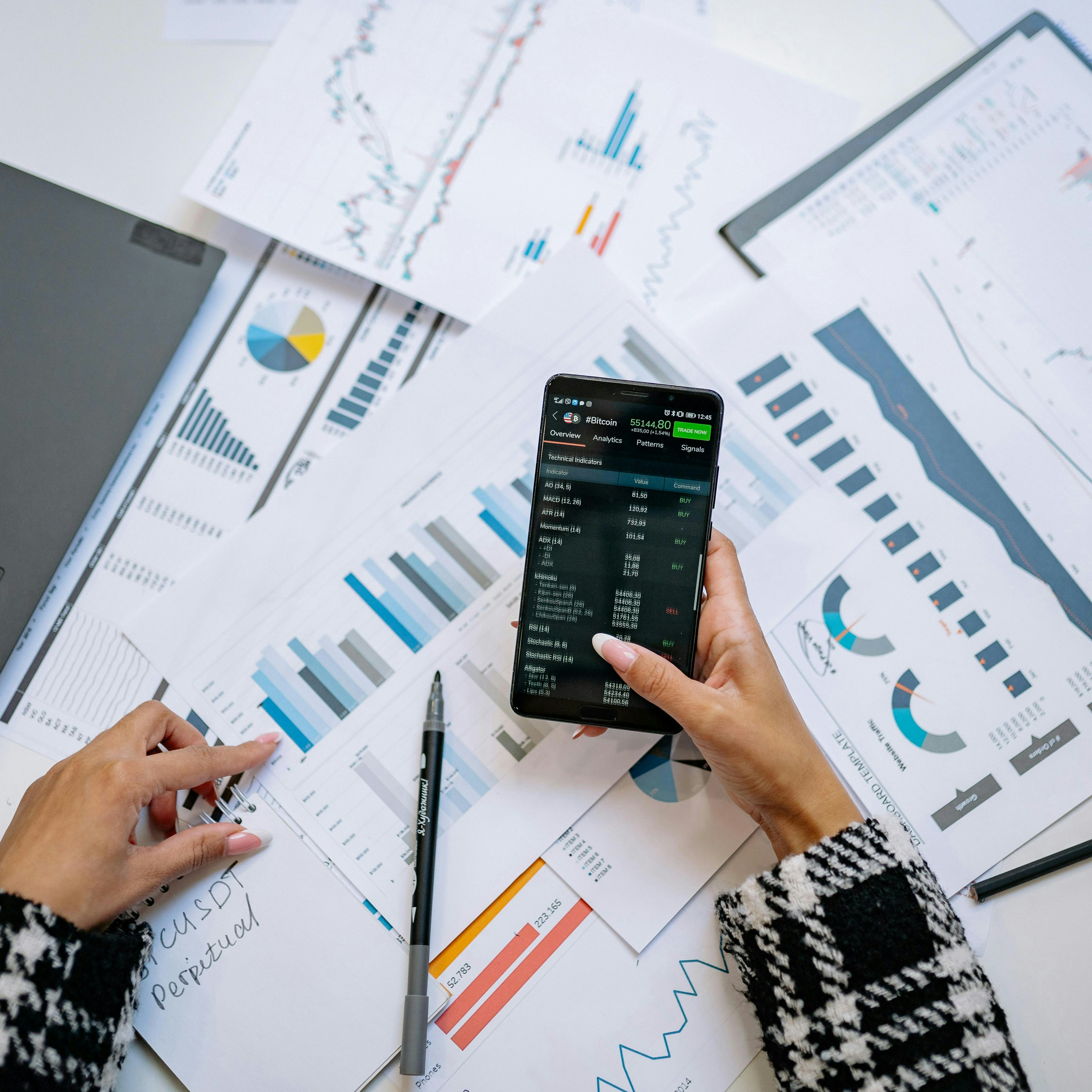 Análisis de datos y reportes empresariales en computadora y móvil.