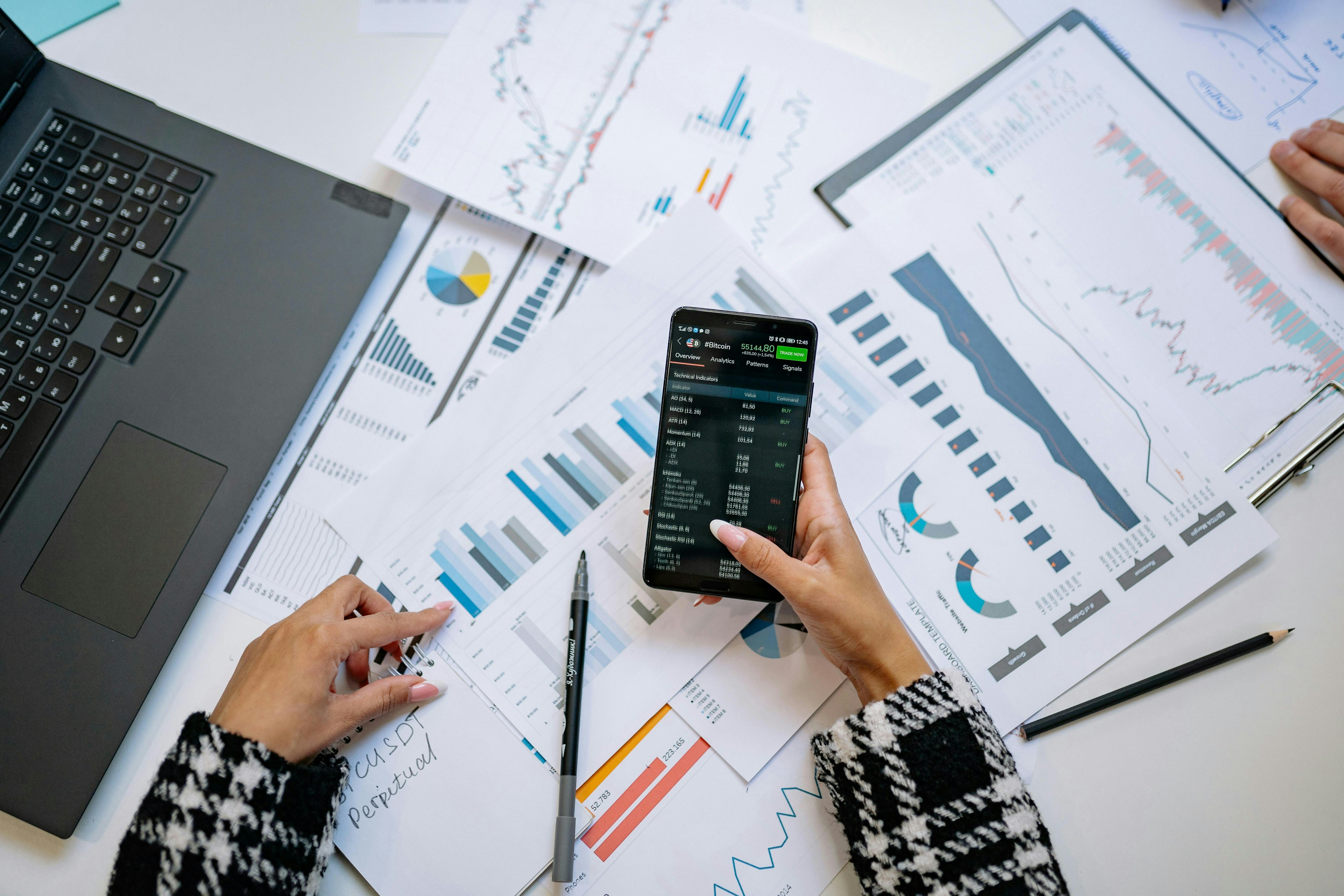 Análisis de datos y reportes empresariales en computadora y móvil.