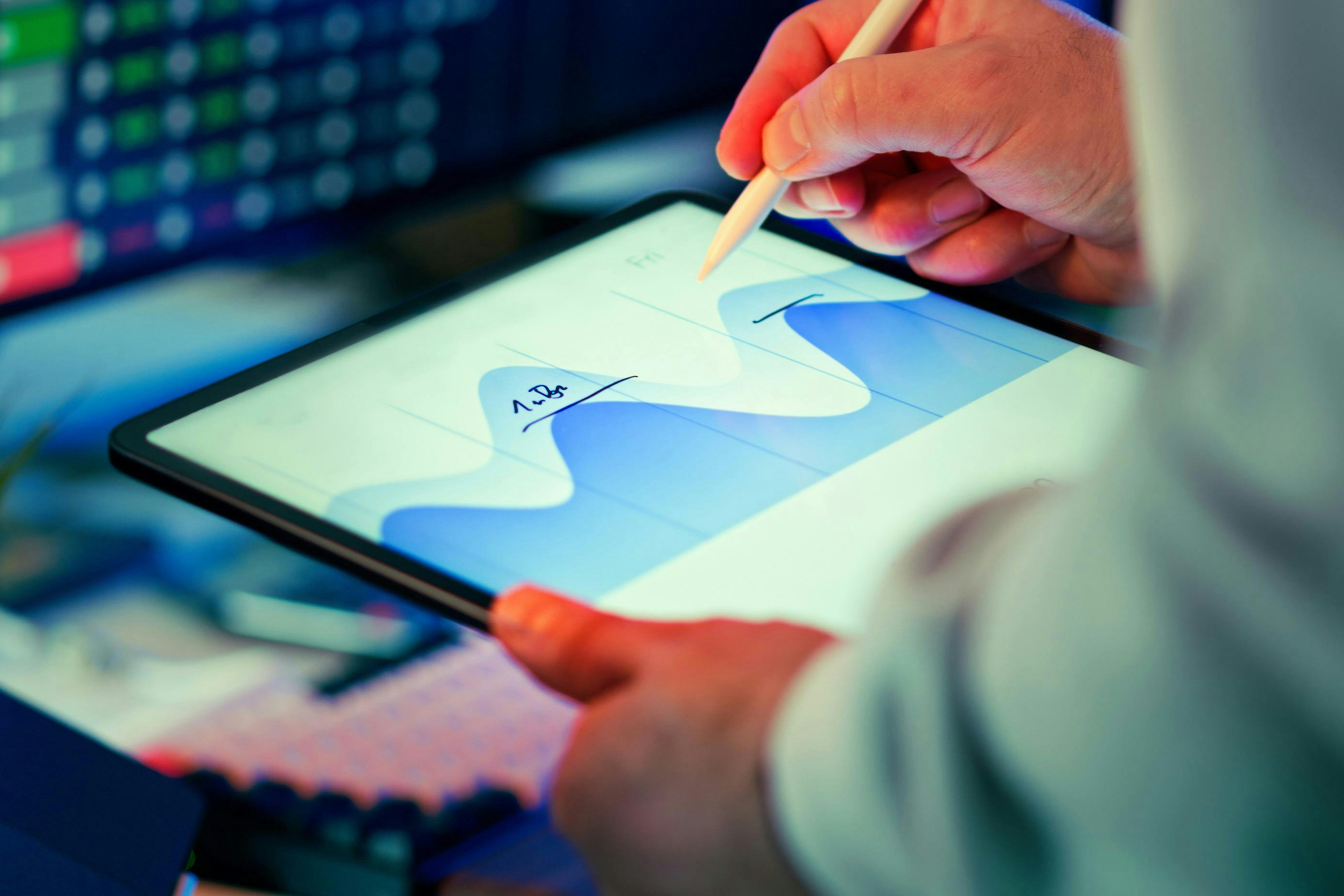 Análisis de datos y gráficos en tableta empresarial.