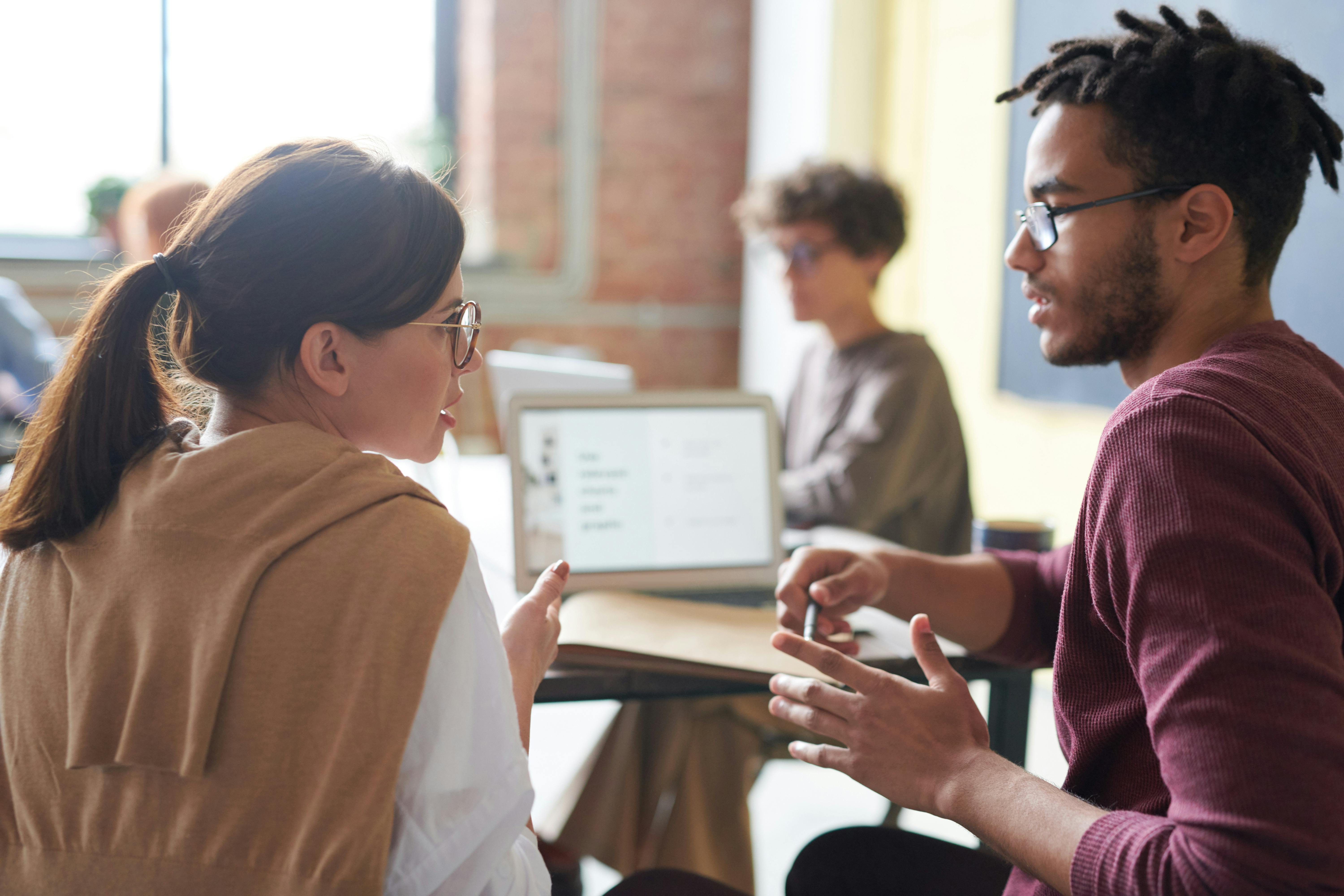 Dos personas dialogando
