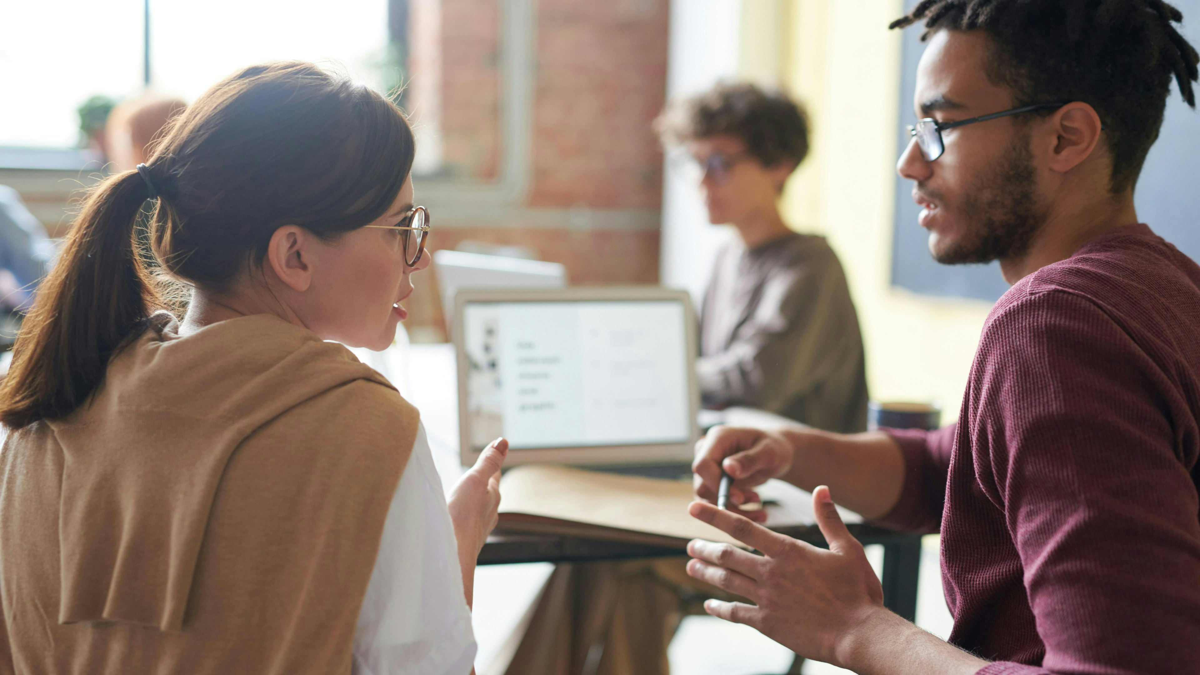 Dos personas dialogando