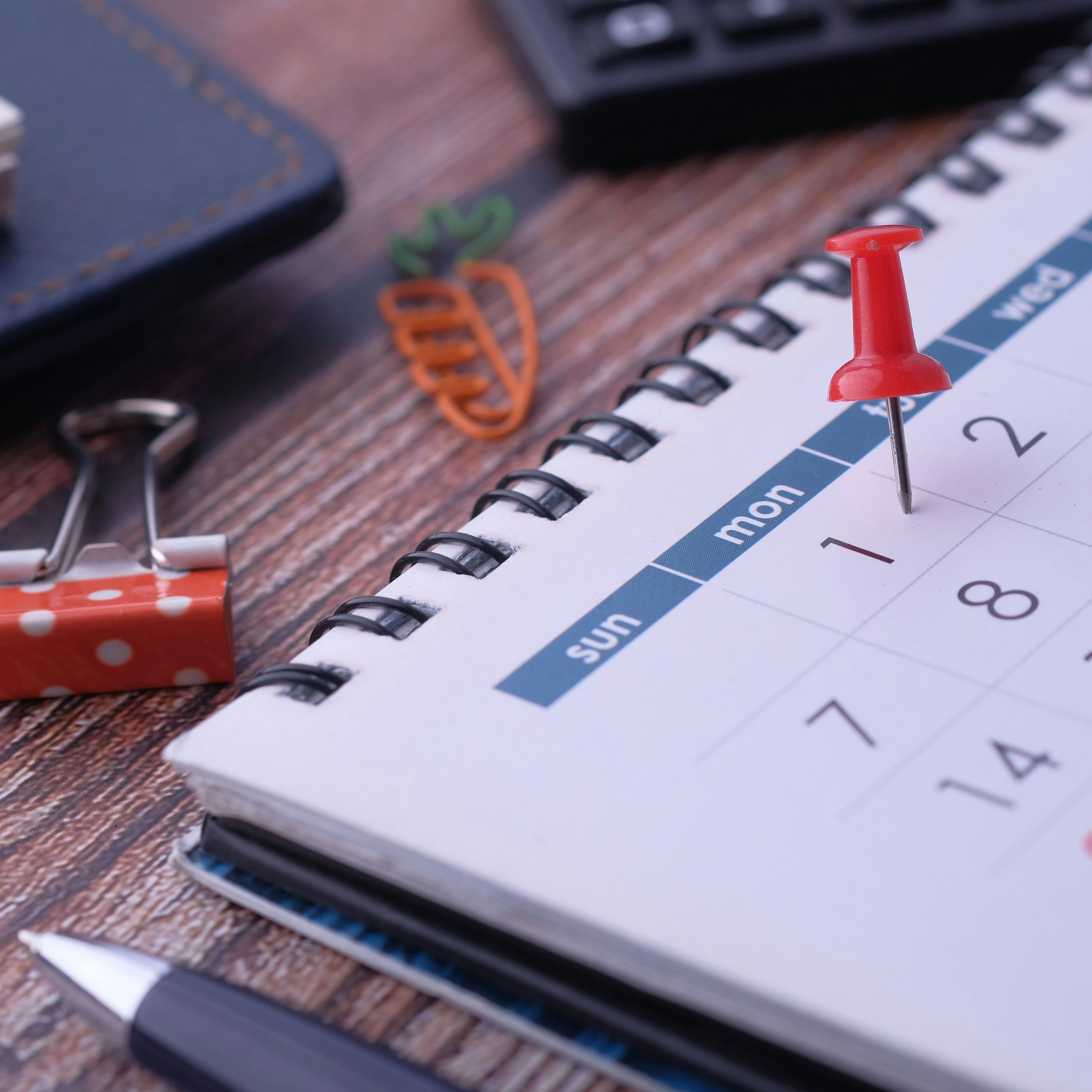 Calendario, con un pin encima