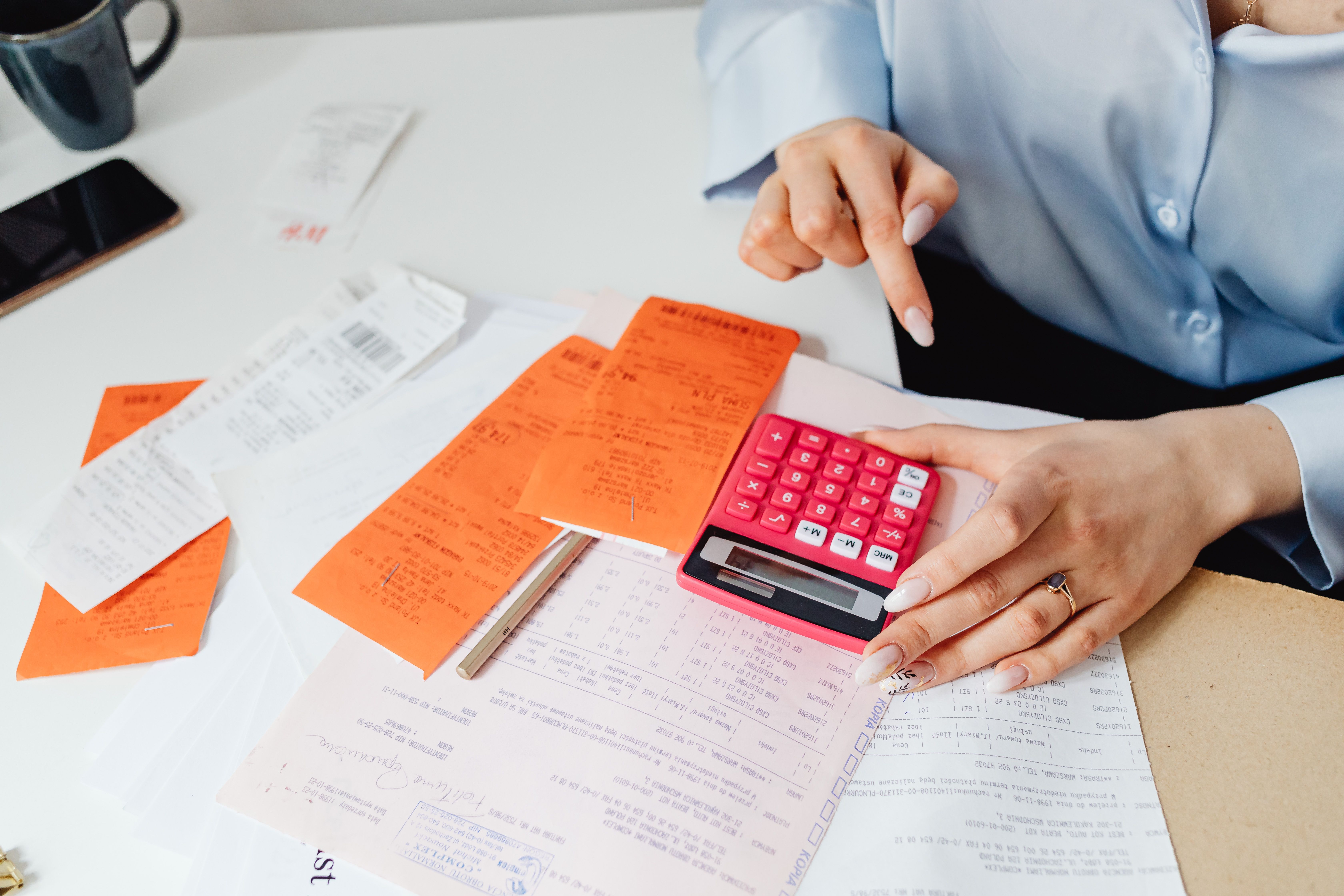 Análisis financiero y contabilidad con calculadora y documentos.