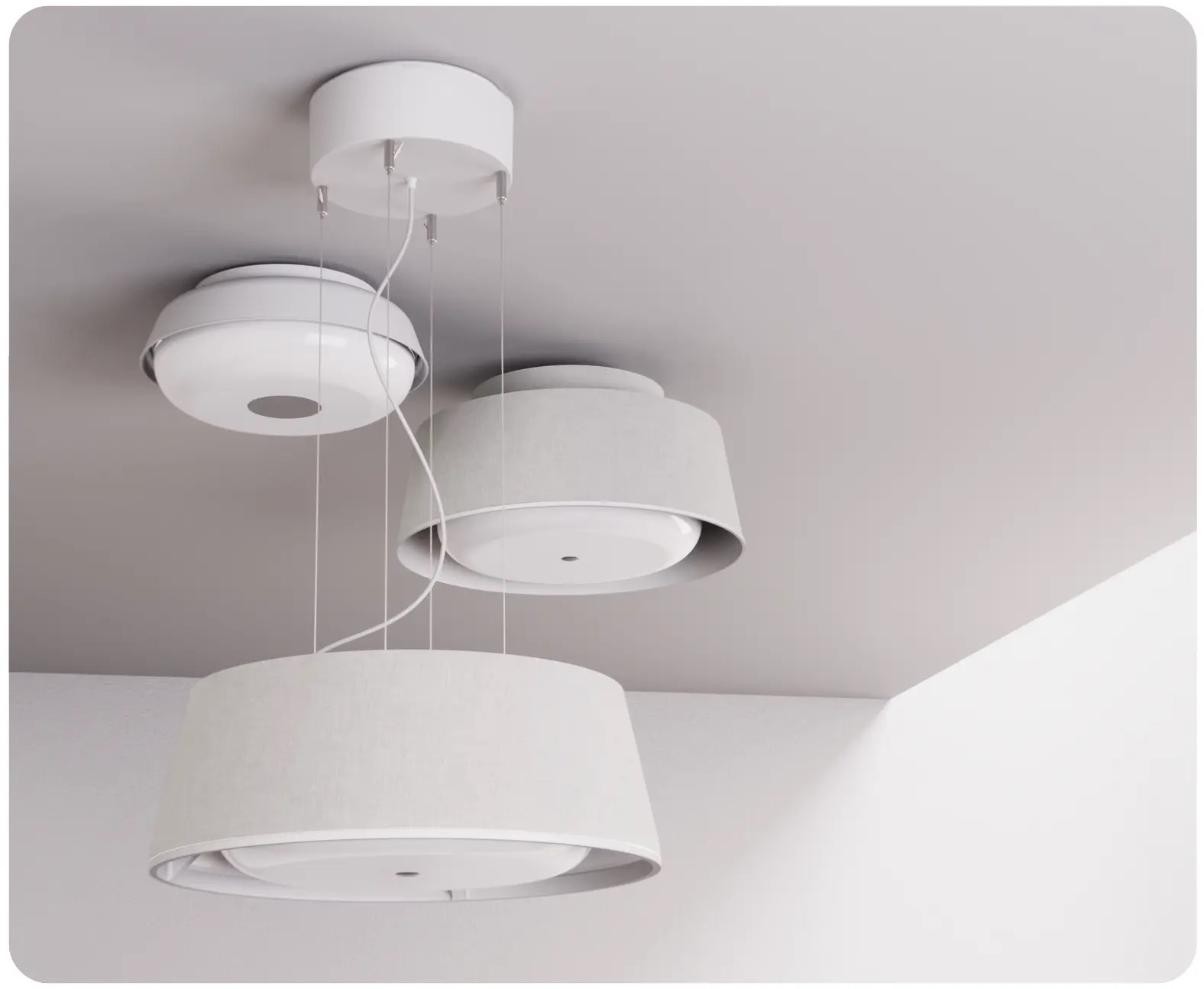 Drie Nobi-smartlampen met stoffen kappen die aan het plafond hangen, waarbij valdetectietechnologie naadloos is geïntegreerd in een huiselijke inrichting.