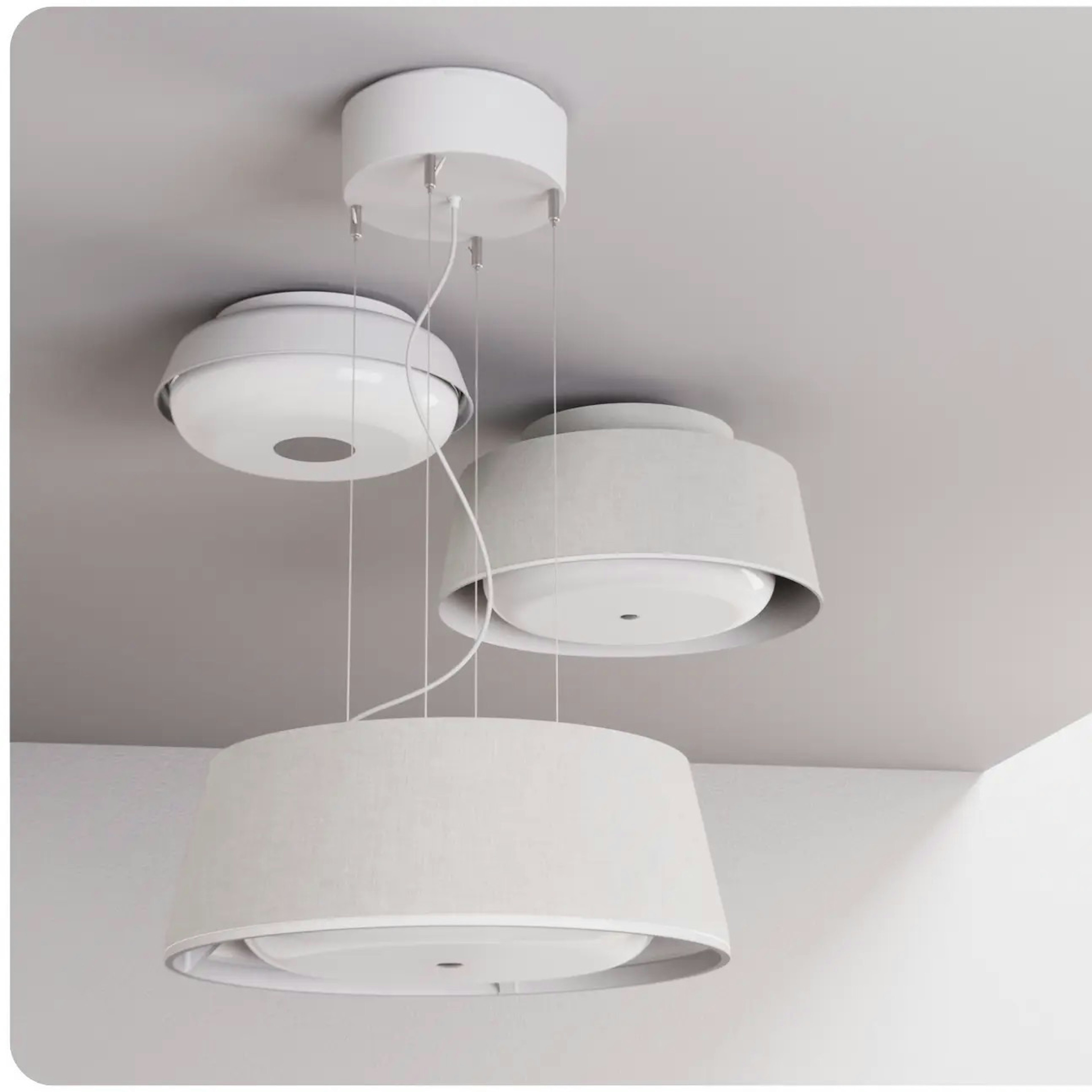Drie Nobi-smartlampen met stoffen kappen die aan het plafond hangen, waarbij valdetectietechnologie naadloos is geïntegreerd in een huiselijke inrichting.
