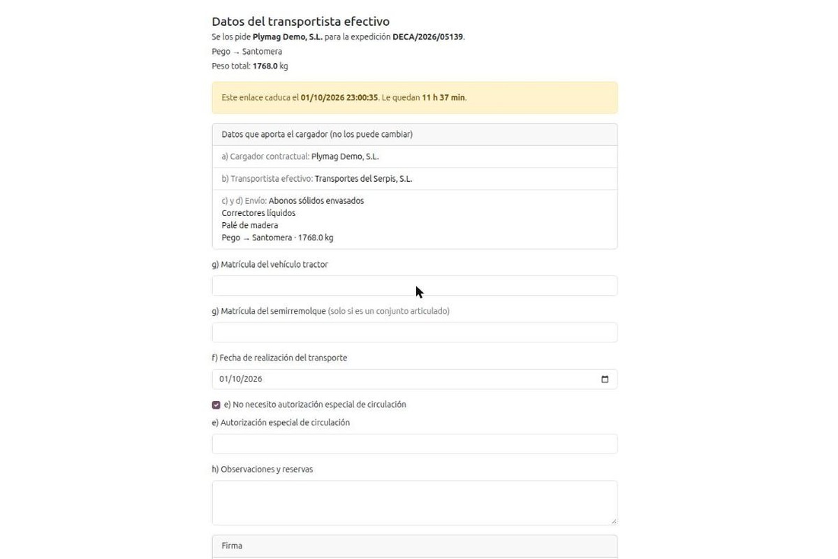 Formulario web del DeCA para el transportista efectivo con los datos del cargador bloqueados y los campos de matrículas, fecha, autorización especial y observaciones
