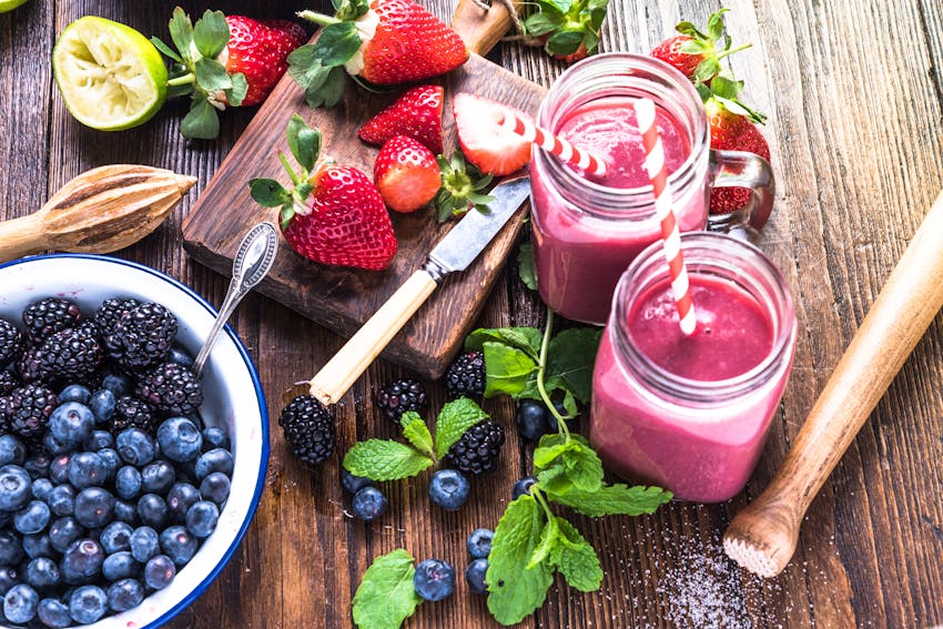 Gin smoothie with berries