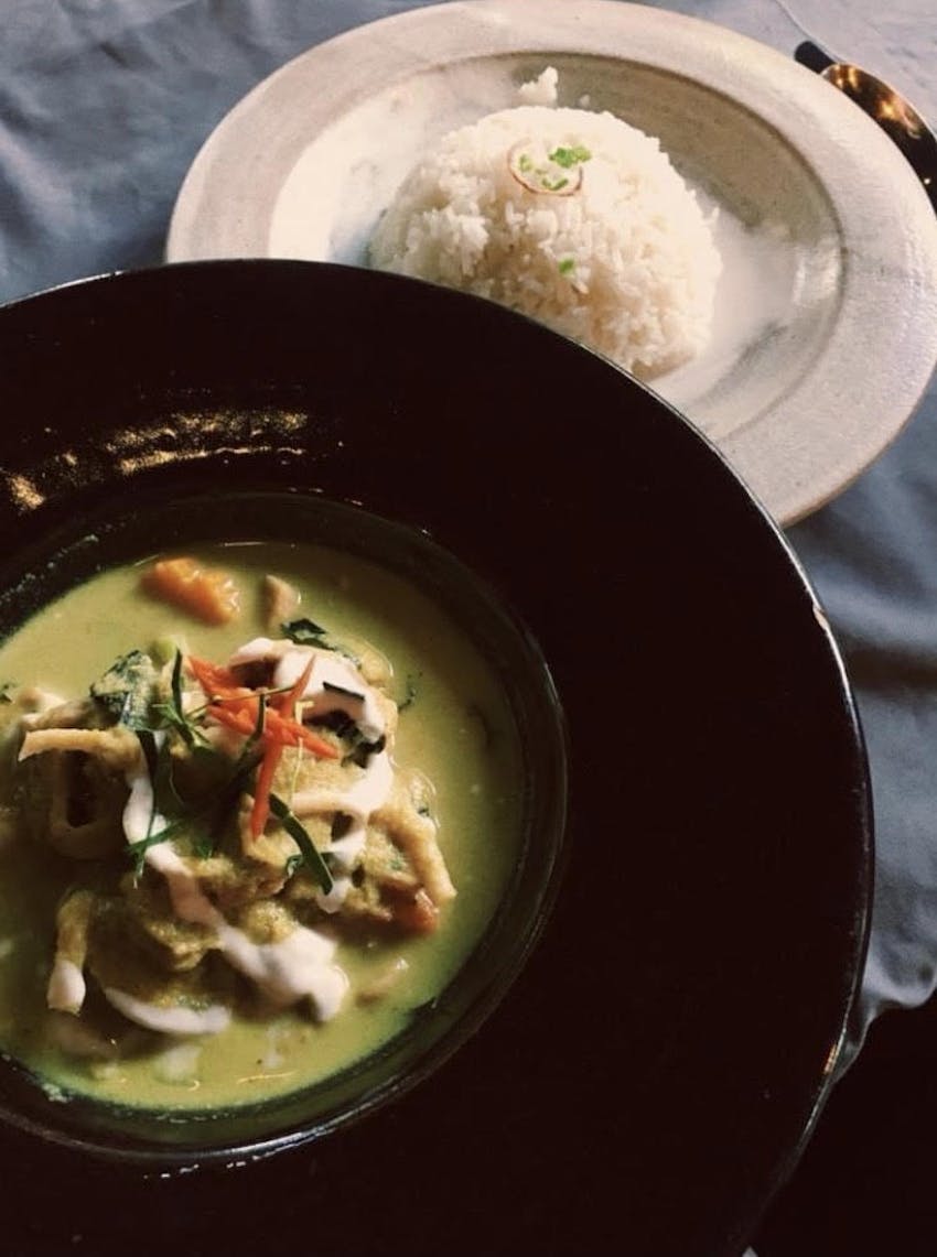 thai green chicken curry with fluffy white rice 