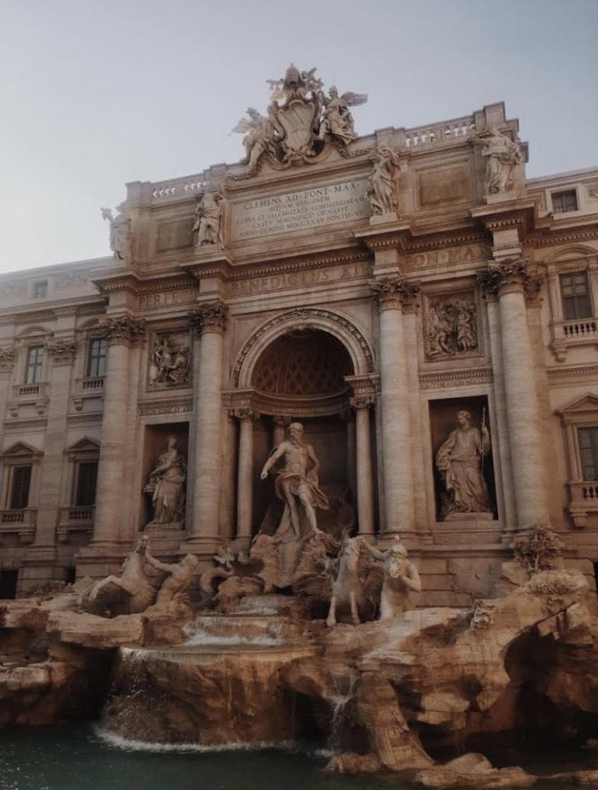 trevi fountain travelling in rome 