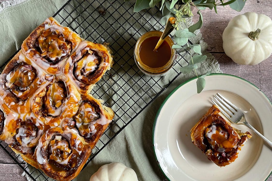 Fluffy Apple and Cinnamon Rolls with Caramel Drizzle Fluffy Apple and Cinnamon Rolls with Caramel Drizzle