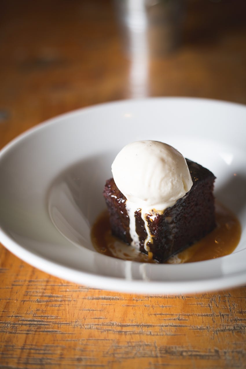 Sticky toffee pudding… easy and delicious tips! - Sticky toffee pudding with ice cream