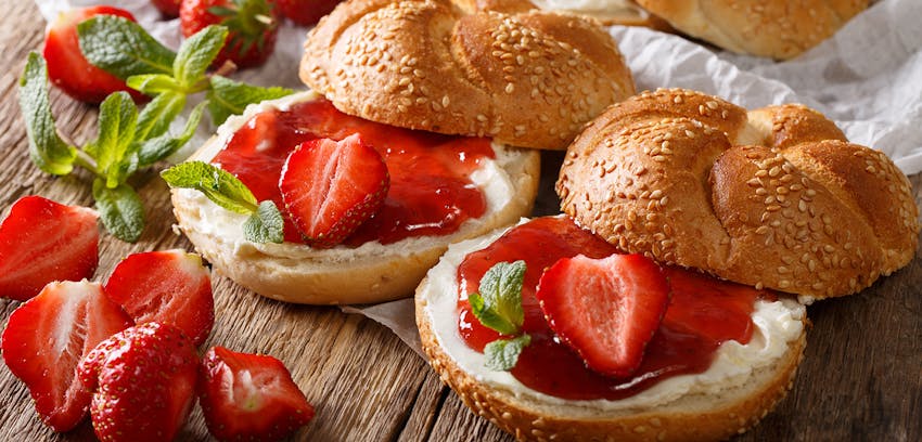 Best summer sandwiches - Strawberry and cream cheese sandwiches