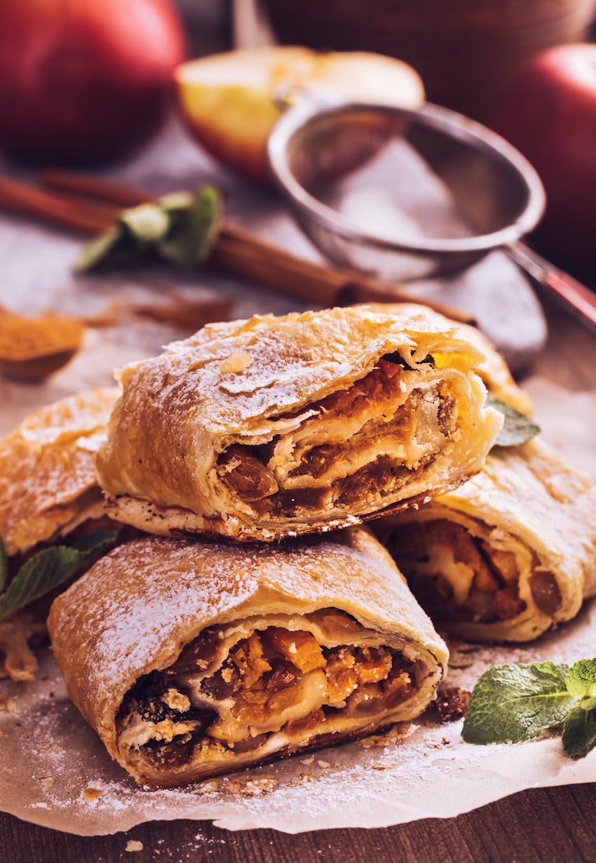 The different types of pastry - fiaky pastry apple strudel