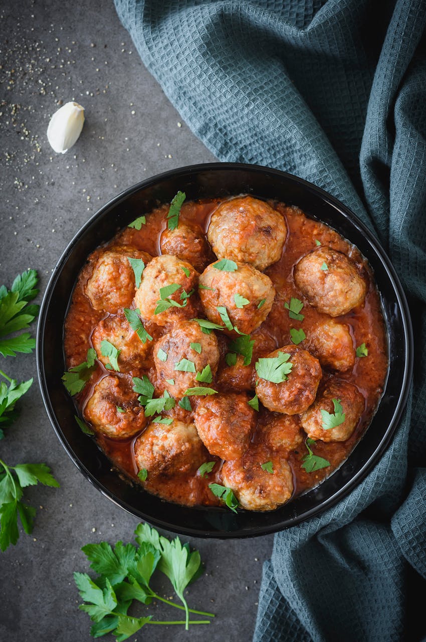 Basic sauces for cooking - meatballs in tomato sauce
