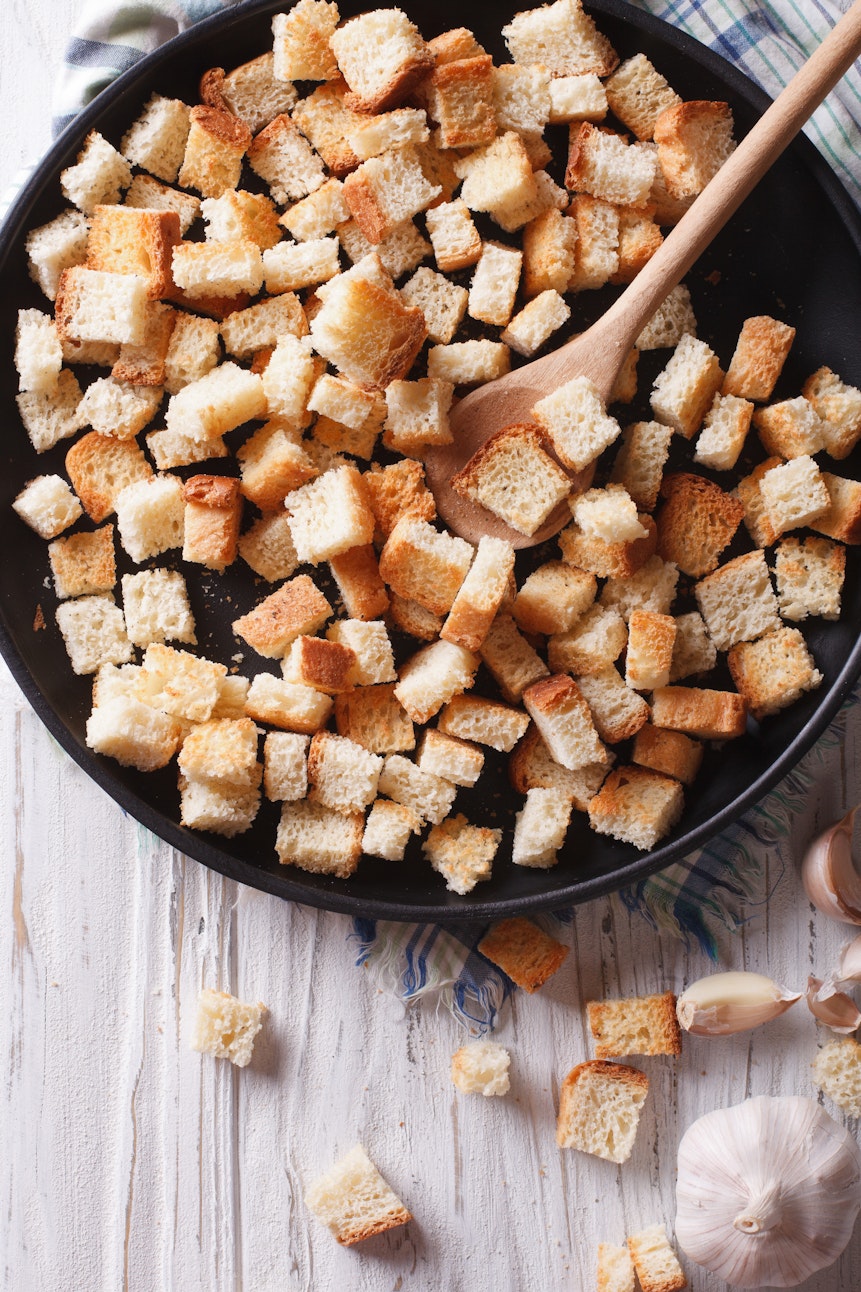 What does a real Caesar salad contain? Croutons What does a real Caesar salad contain? Croutons
