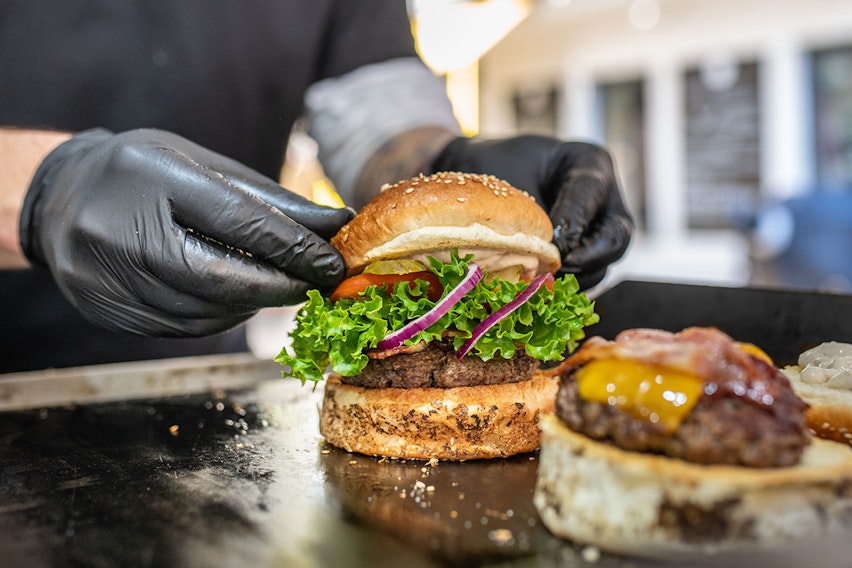 Food Safety Cheat sheet: Making and cooking burgers Food Safety Cheat sheet: Making and cooking burgers