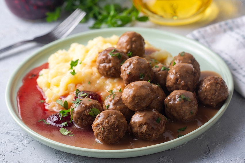 What to add to meatballs to make them taste better - Swedish meatballs with mashed potatoes and lingonberry What to add to meatballs to make them taste better - Swedish meatballs with mashed potatoes and lingonberry
