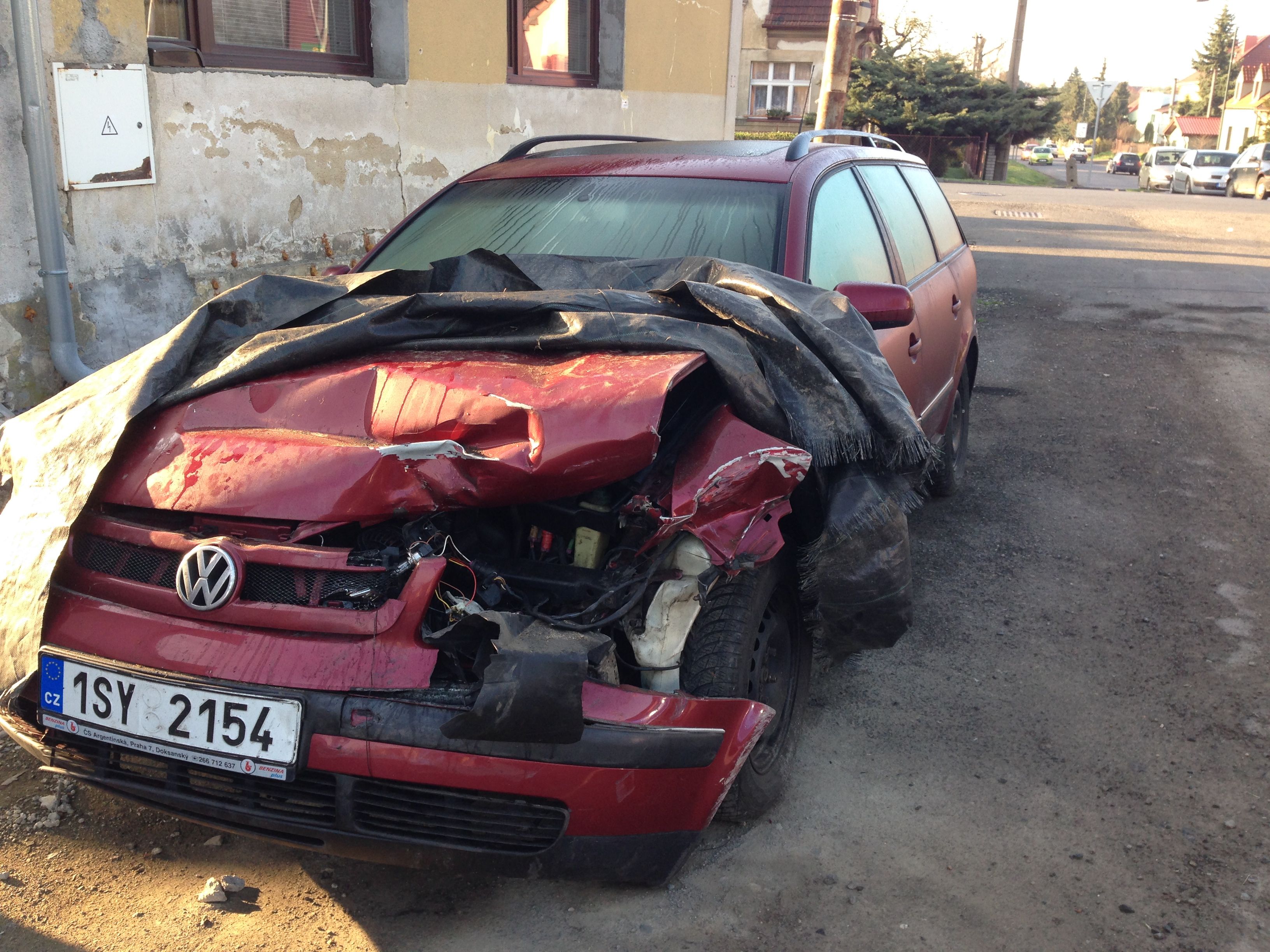 Nabouraný VW Passat