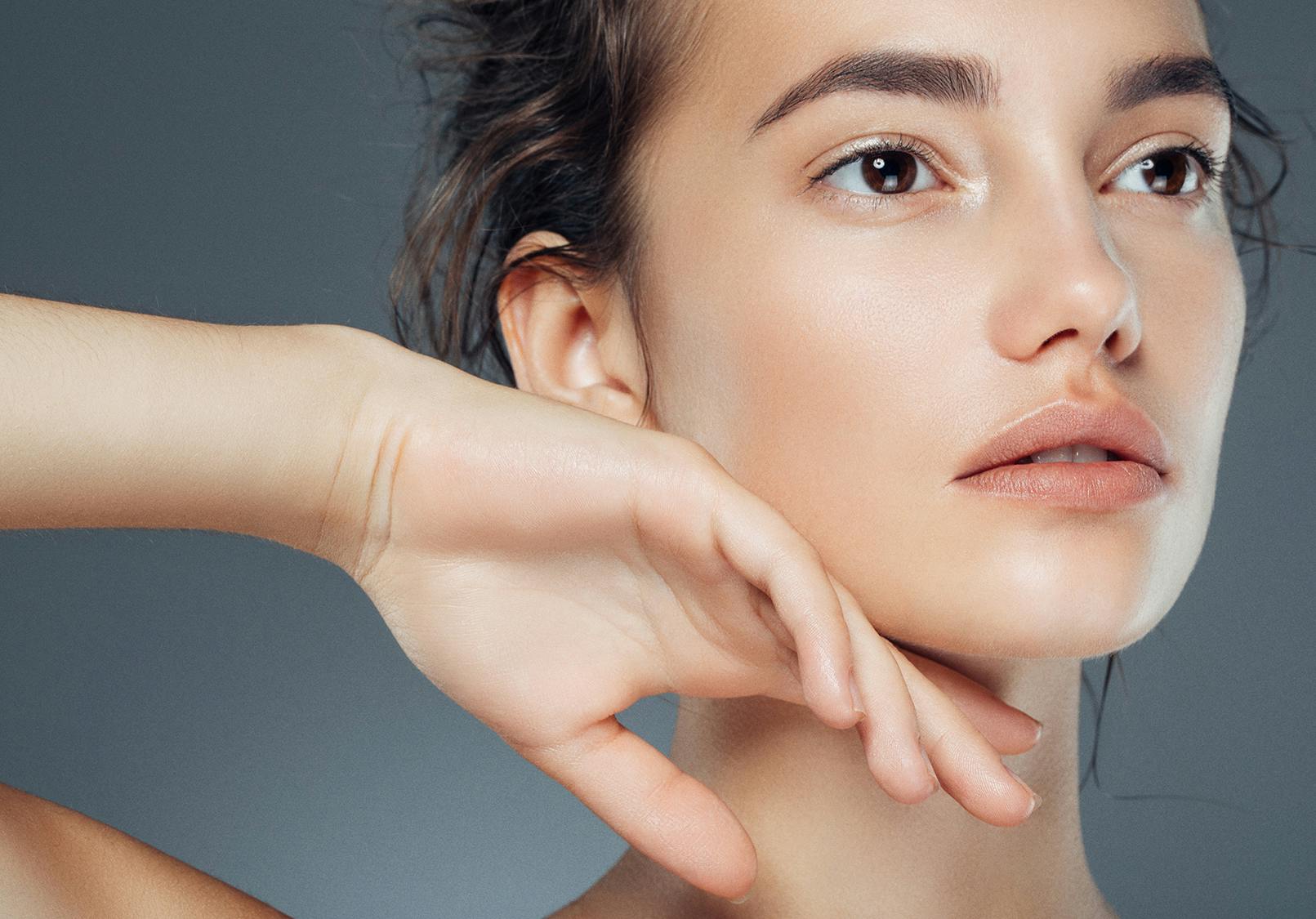 Young woman with defined chin.