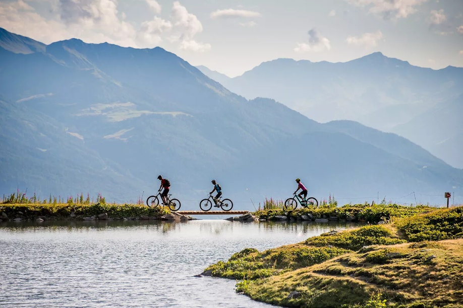 Groupe en VTT traversant un pont au dessus de l'eau Groupe en VTT traversant un pont au dessus de l'eau