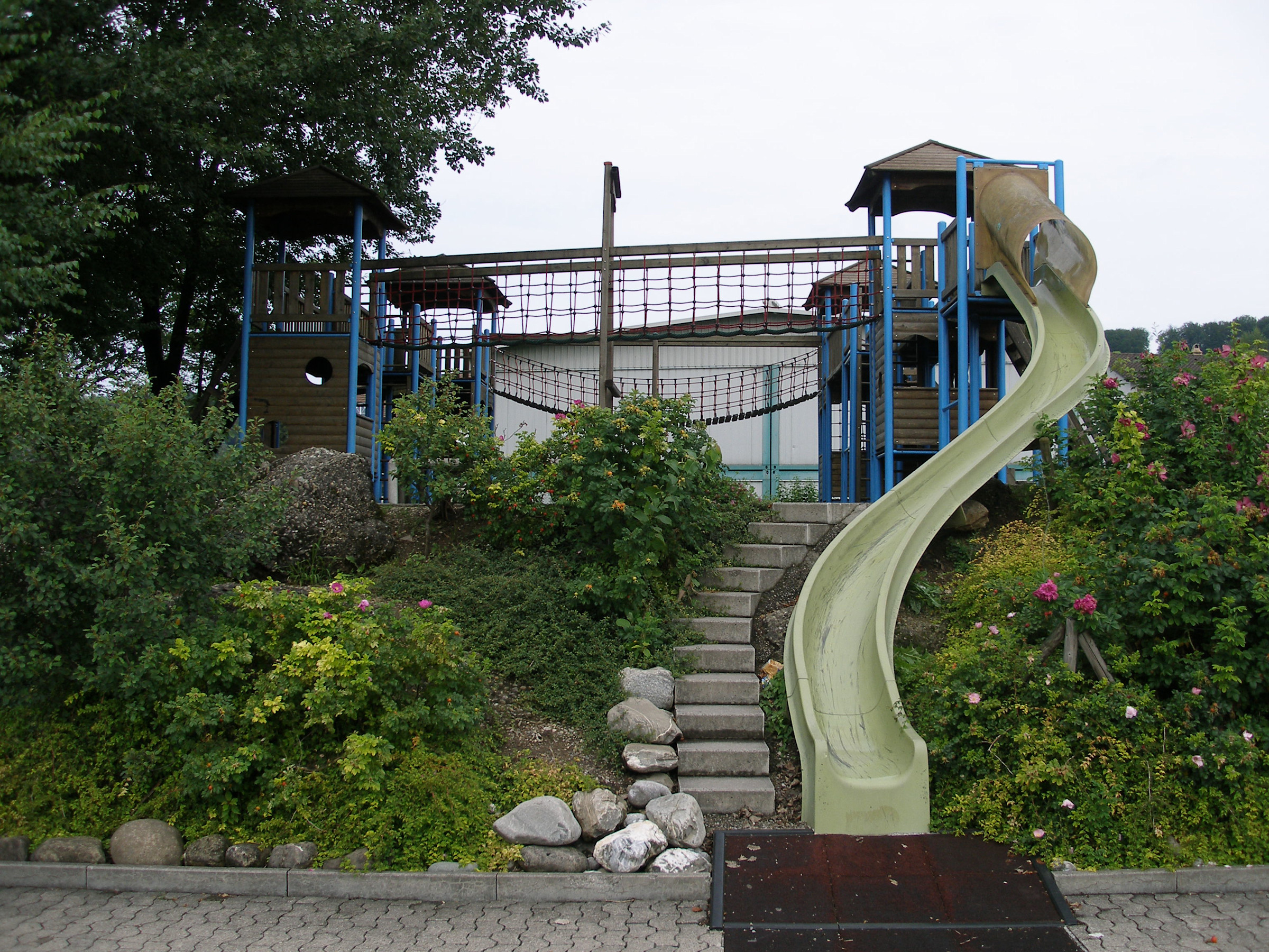 spielplatz_schulhaus_kirchacker_eschenbach_2005.jpg