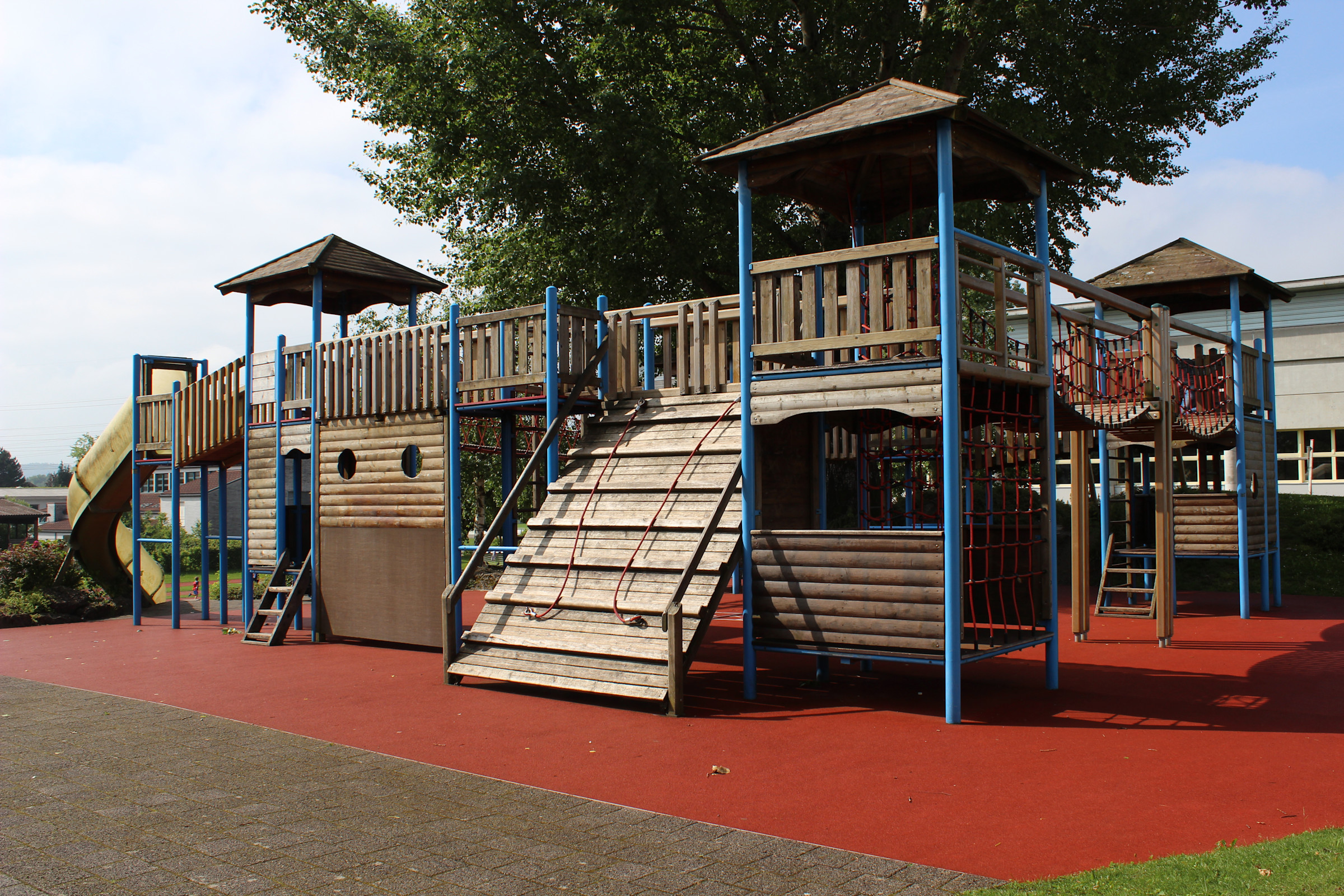 spielplatz_schulhaus_kirchacker_eschenbach_2014_02.jpg