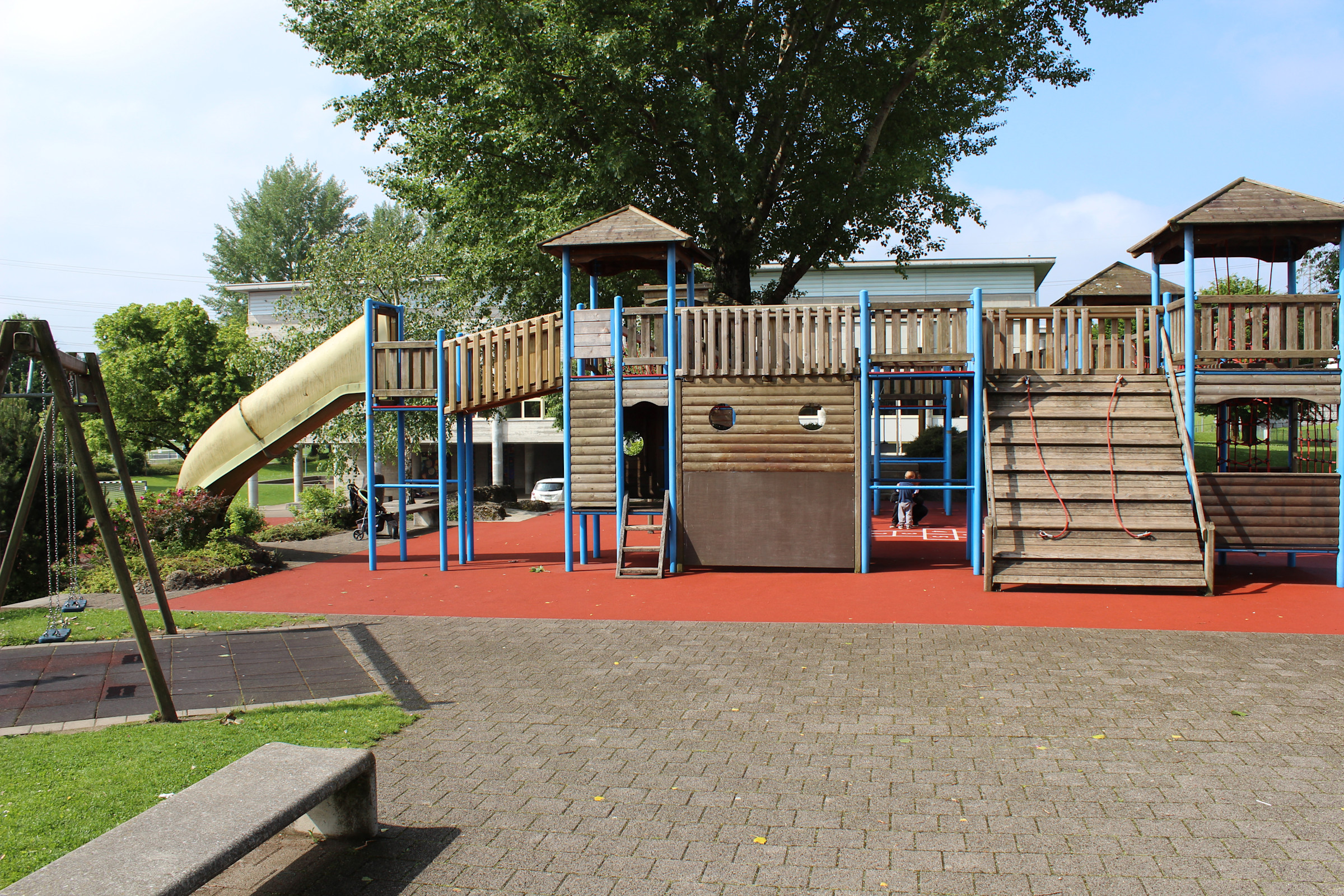 spielplatz_schulhaus_kirchacker_eschenbach_2014_01.jpg