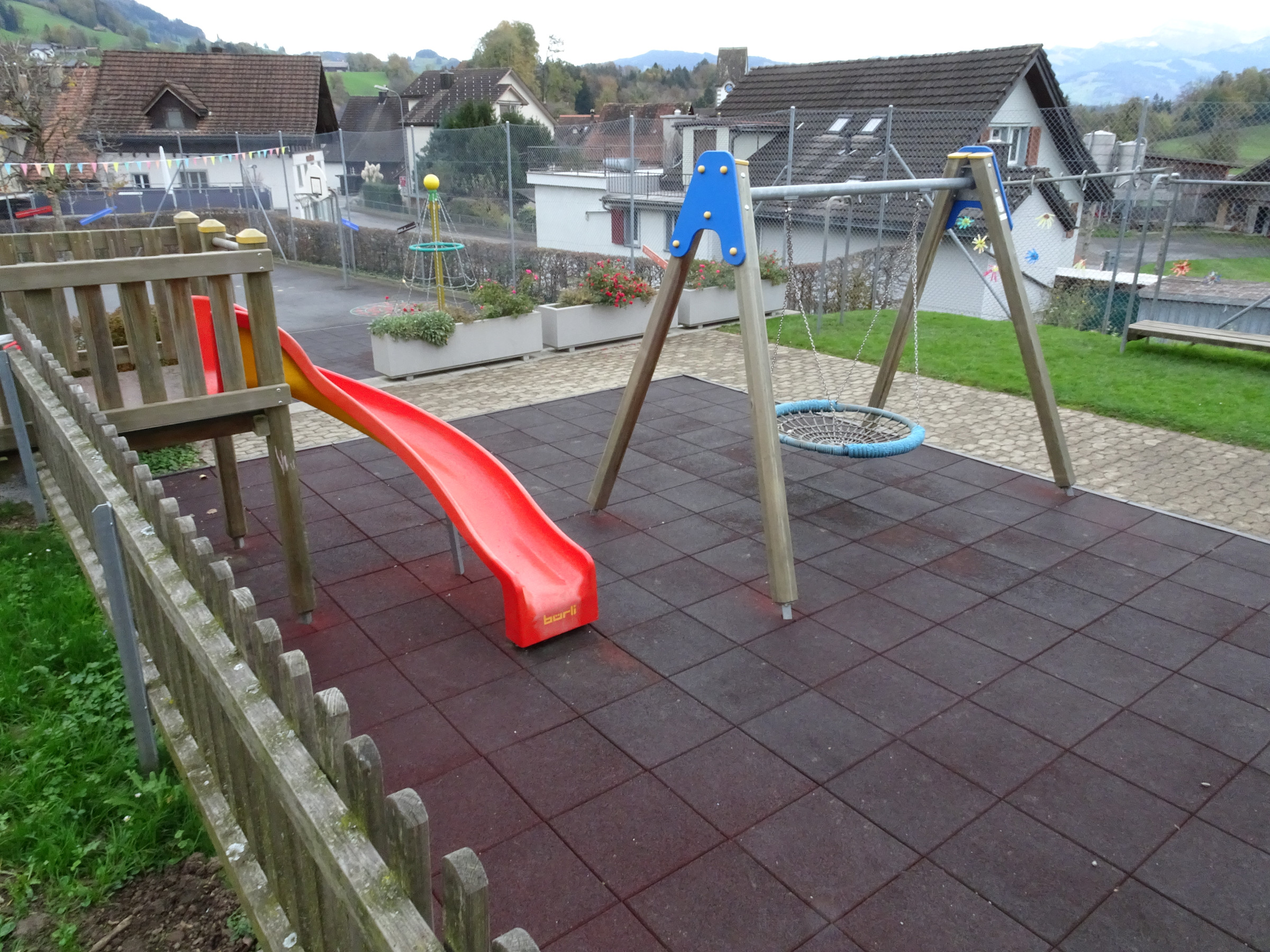 spielplatz_schulhaus_burg_2022.jpg