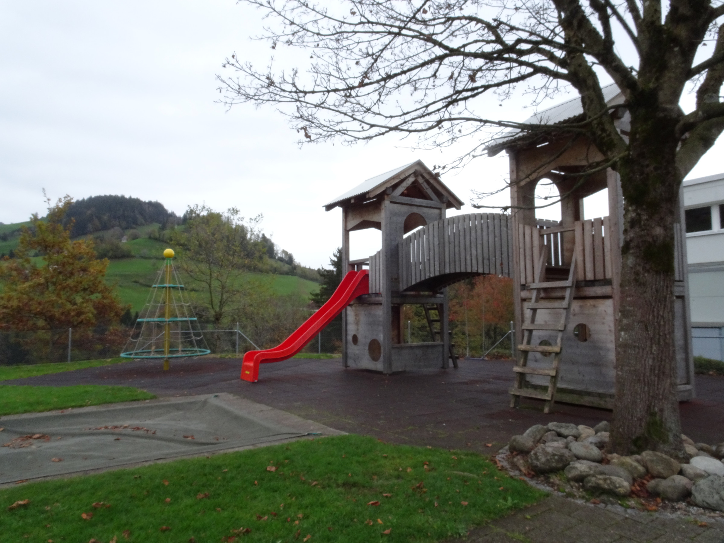 spielplatz_schulhaus_goldingen_2022.jpg