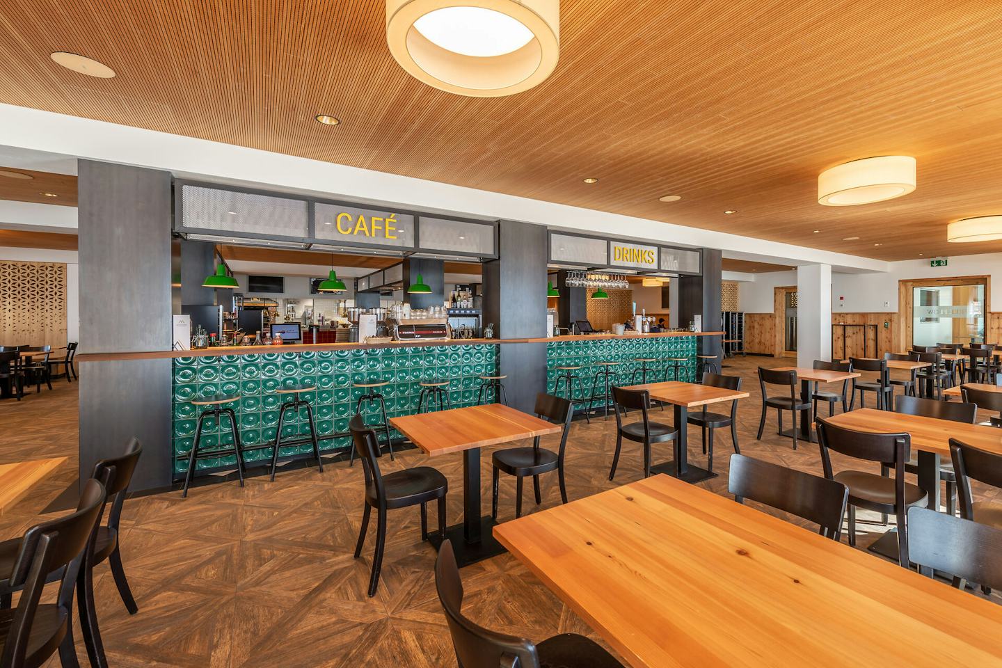Restaurants & Bar Marguns Innenansicht Das Restaurant & Bar Marguns auf Marguns präsentiert sich als modernes und helles Bergrestaurant. Im Restaurant befinden sich Tische und Stühle, ausserdem ist die Bar zu sehen. Alles ist im alpinen Stil mit viel Holz gehalten.