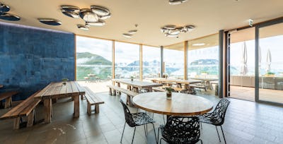 Scatla – pront’ a manger | Romantik Hotel Muottas Muragl | Sommer Das Restaurant Scatla – pront’ a manger auf Muottas Muragl präsentiert sich mit einem modernen, hellen Innenraum, Holztischen und einer grossen bodentiefen Fensterfront, die den Blick auf die Engadiner Bergwelt freigibt.