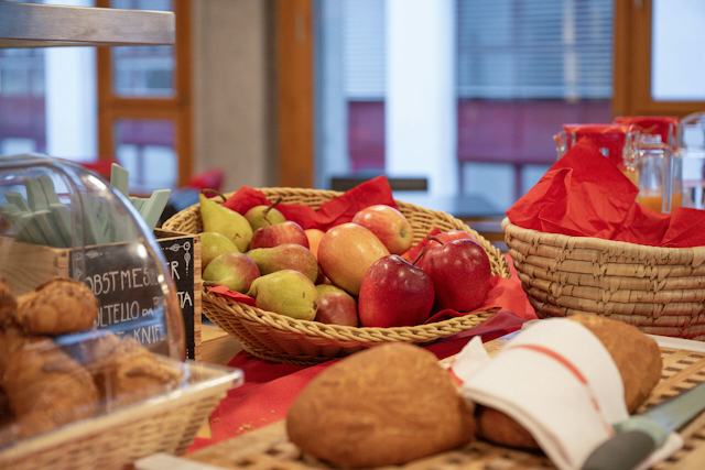 Frühstücksbuffet im ALL IN ONE HOTEL INN LODGE mit verschiedenen Backwaren, Brot, Äpfeln und weiteren Früchten