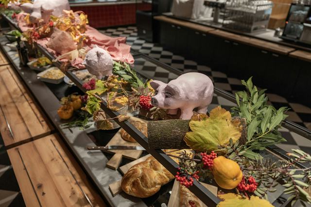 Schön dekoriertes Metzgete-Buffet im Restaurant & Bar Marguns.