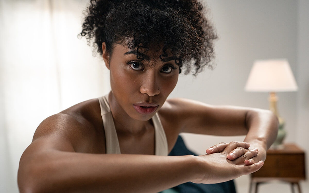 woman doing exercises for period cramps