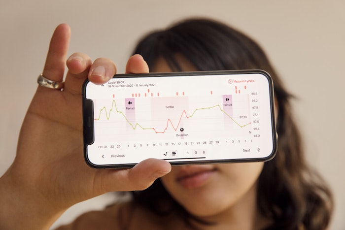 paratso holding up the natural cycles app