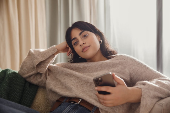 paratso in a sofa holding a phone