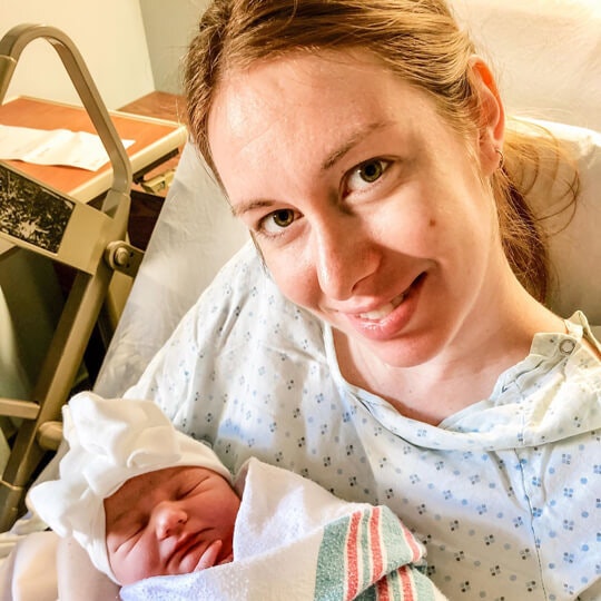 Erin en la unidad de maternidad con su hermoso bebé recién nacido
