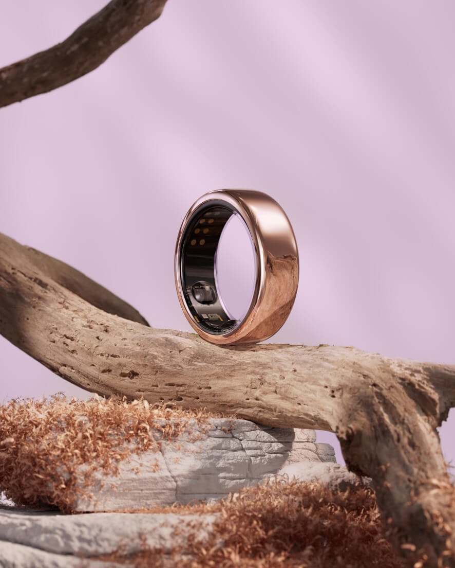 Oura Ring med lila bakgrund